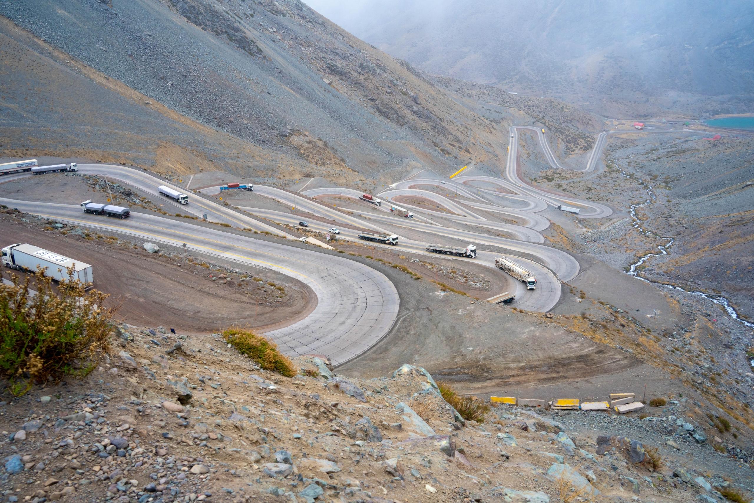 Las carreteras como la que va para Argentina sube la montaña y se vuelve sinuosa en alturas.