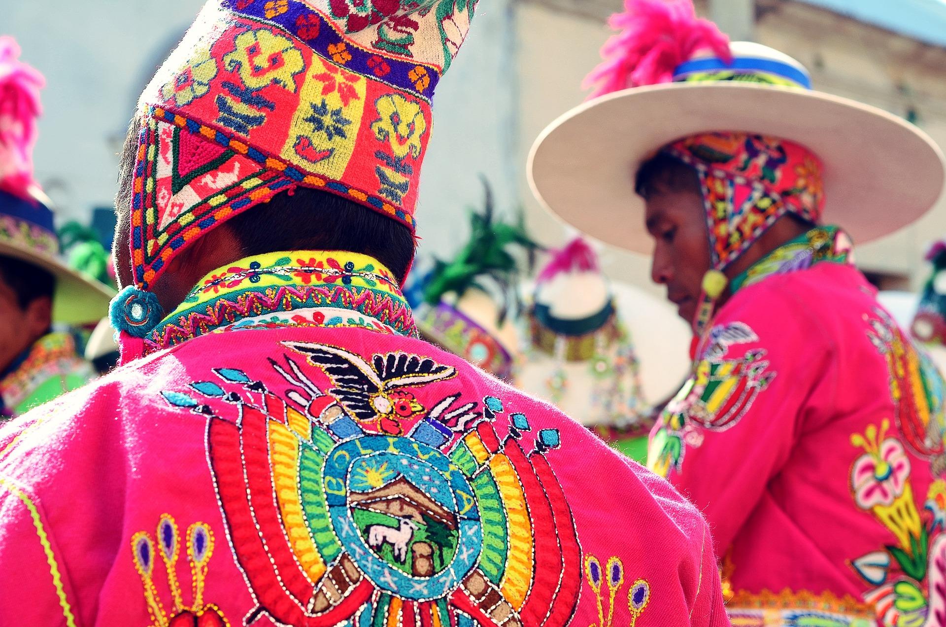 El colorido de los trajes, la alegría de la música y la energía del baile son parte del corazón del Caporal.