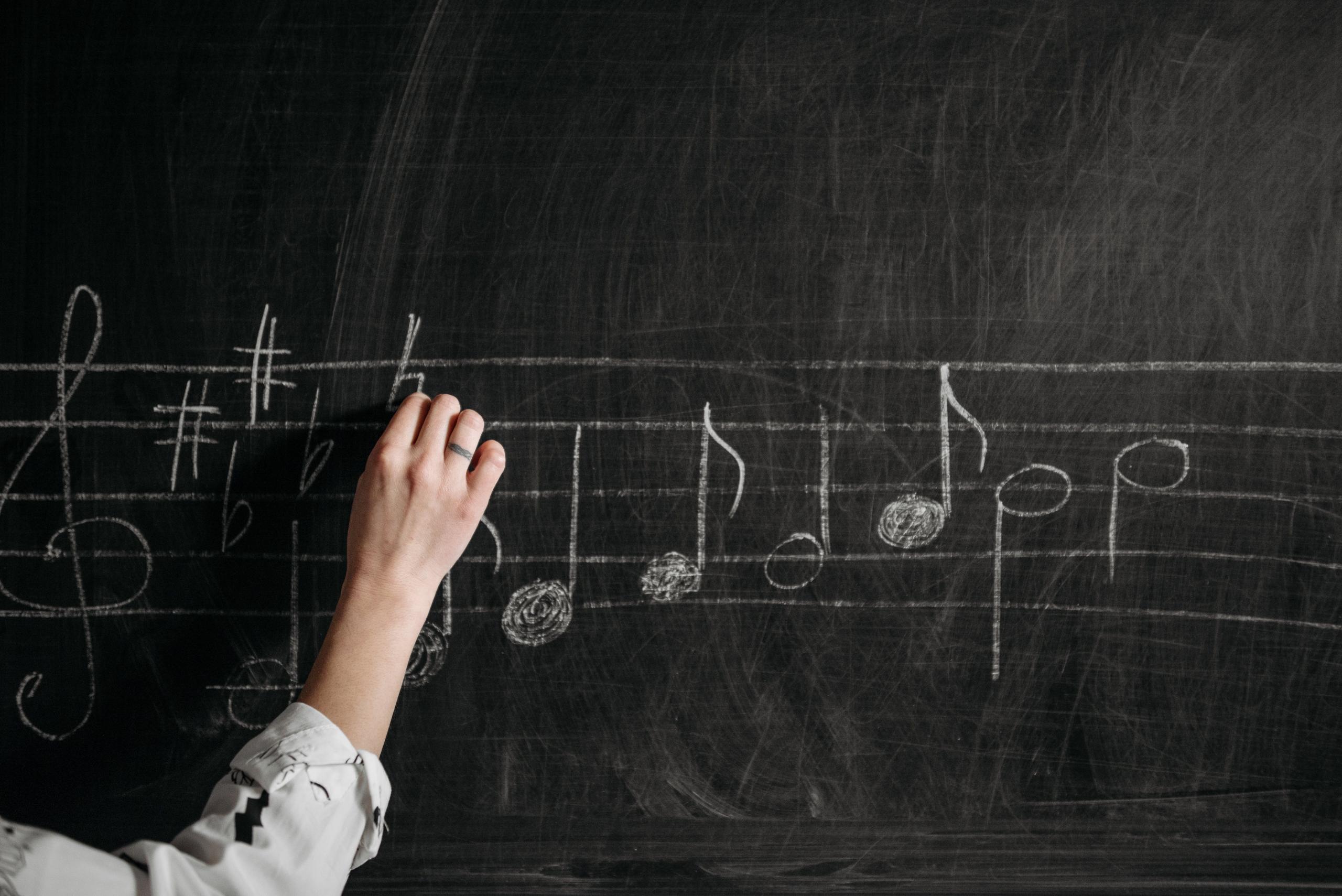 Las notas musicales se ordenan a diferente altura para generar diferentes sonidos y diferentes emociones.