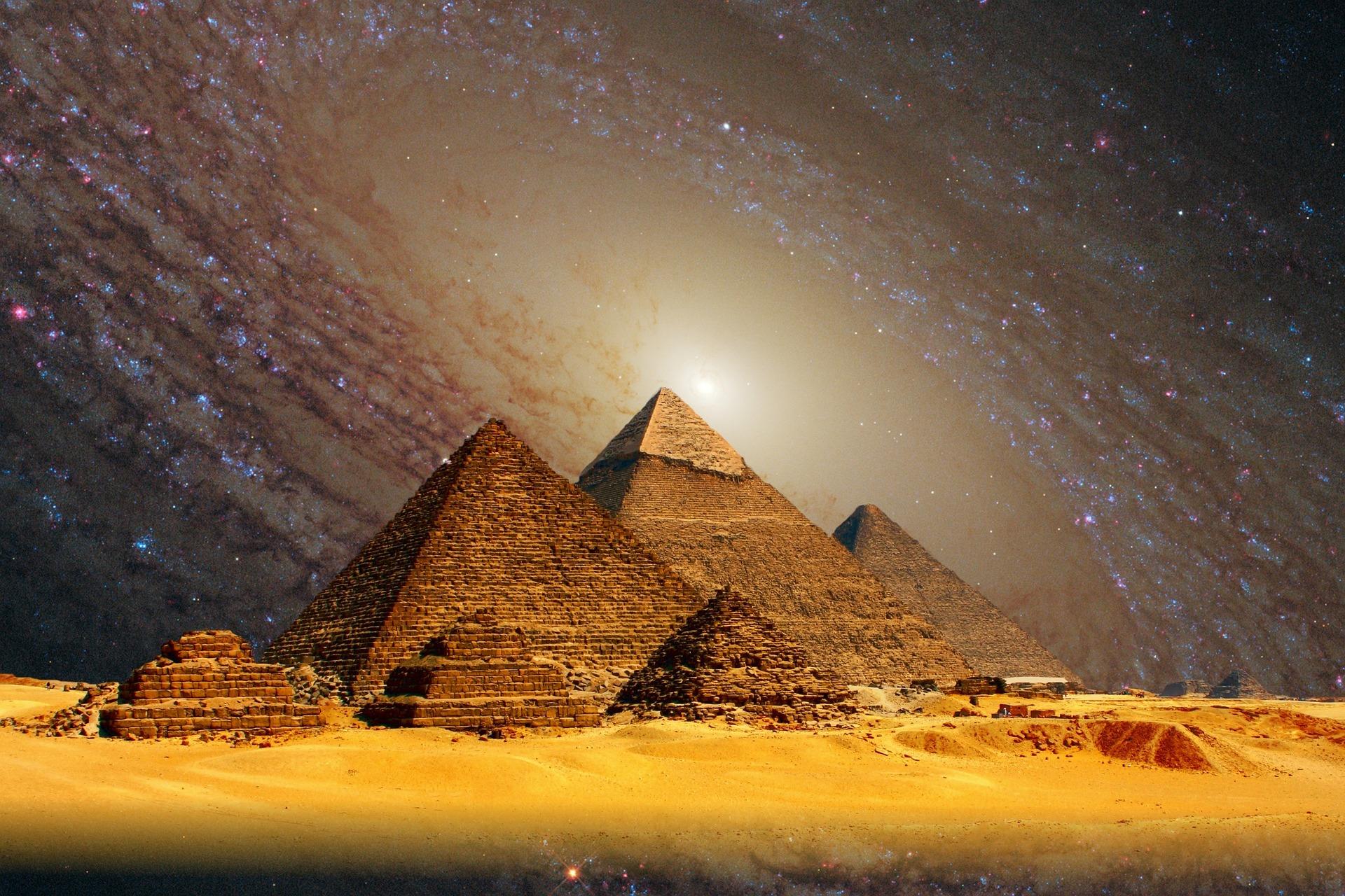 En las pirámides de Egipto se encuentra el número aureo.