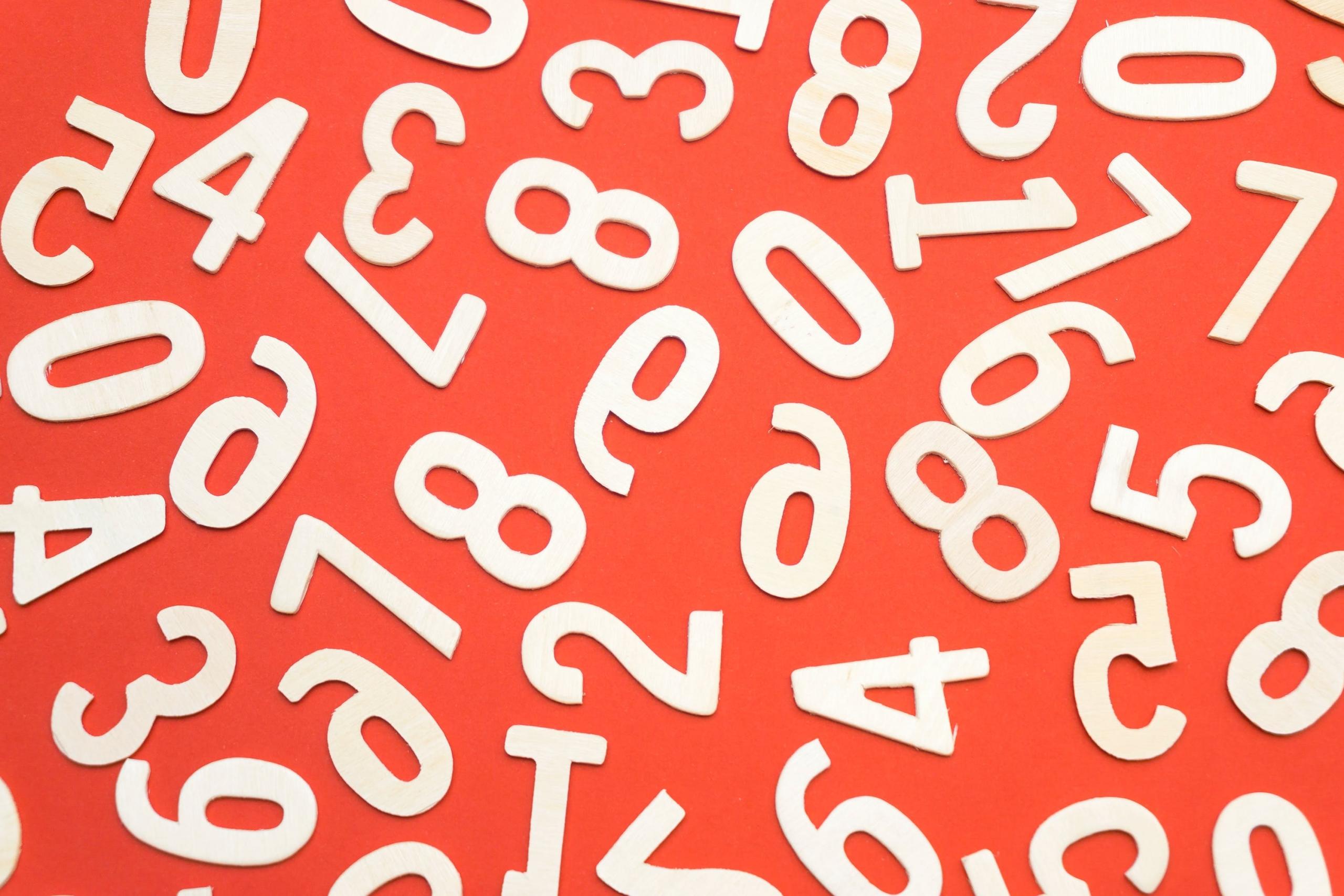 La secuencia de Fibonacci comienza en 0,1 y se extiende hasta el infinito.