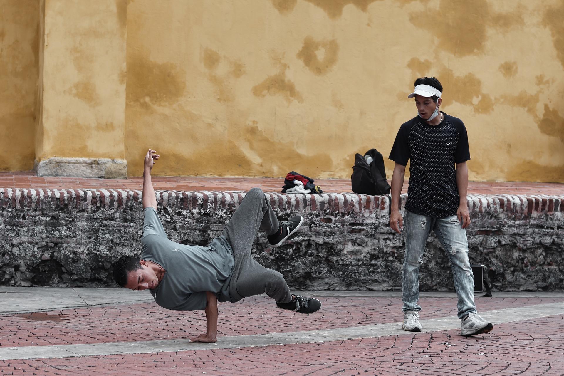 El baile urbano es una expresión sensual y callejera del alma del pueblo.