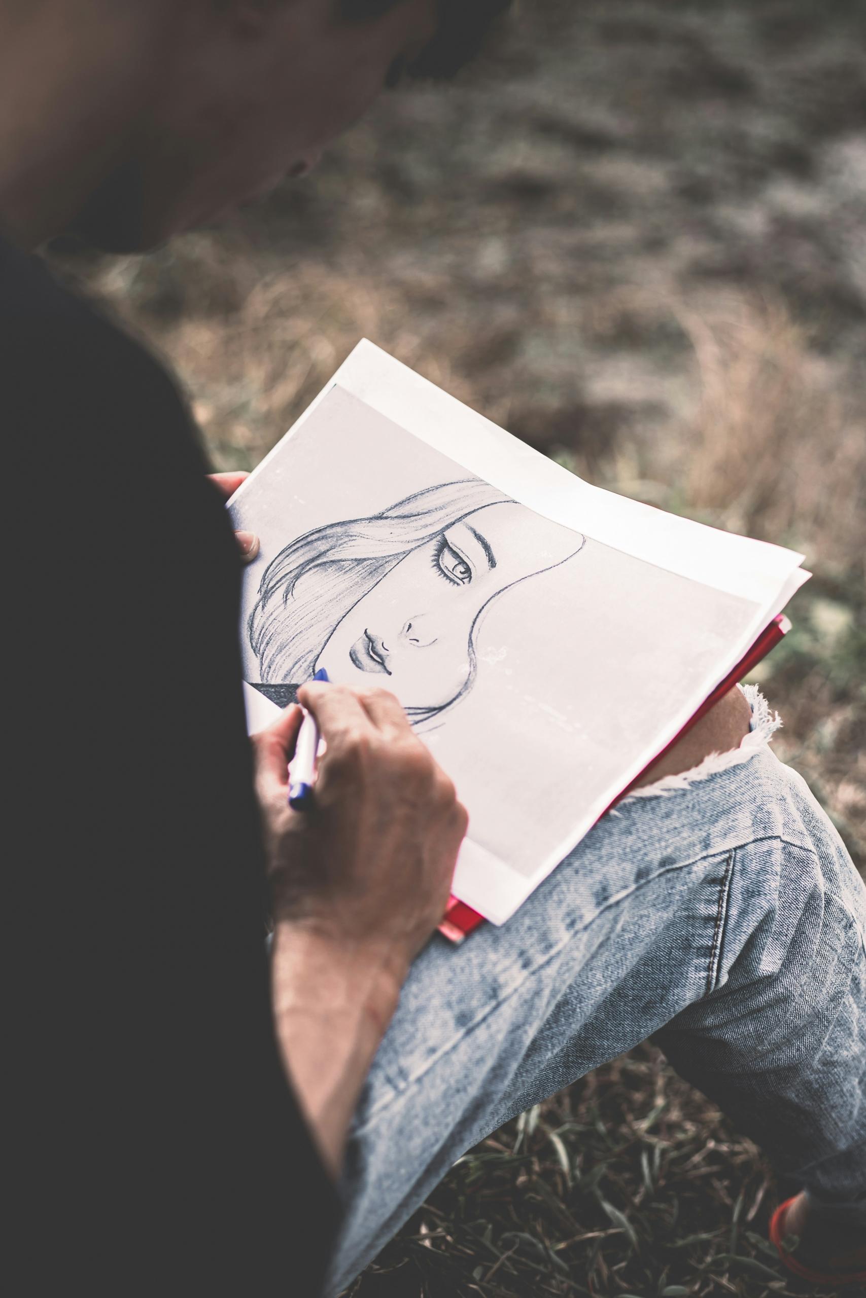 Hombre dibujando un rostro.