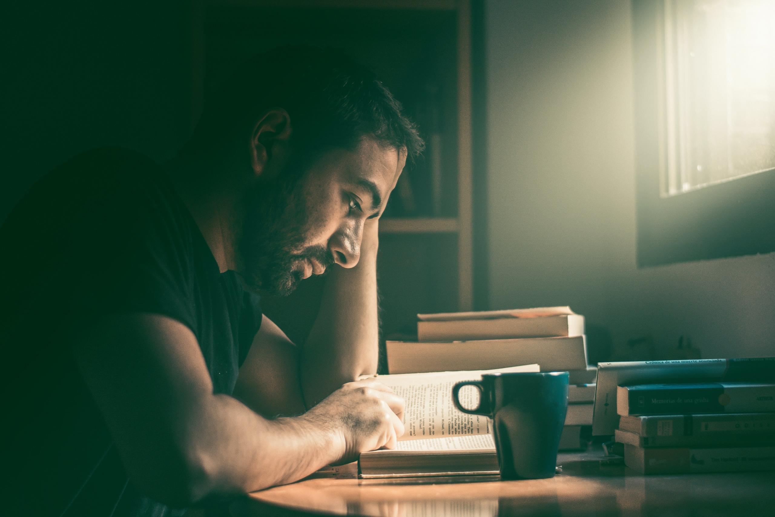 La tesis es un trabajo que exige del estudiante use sus conocimientos y genere reflexiones.