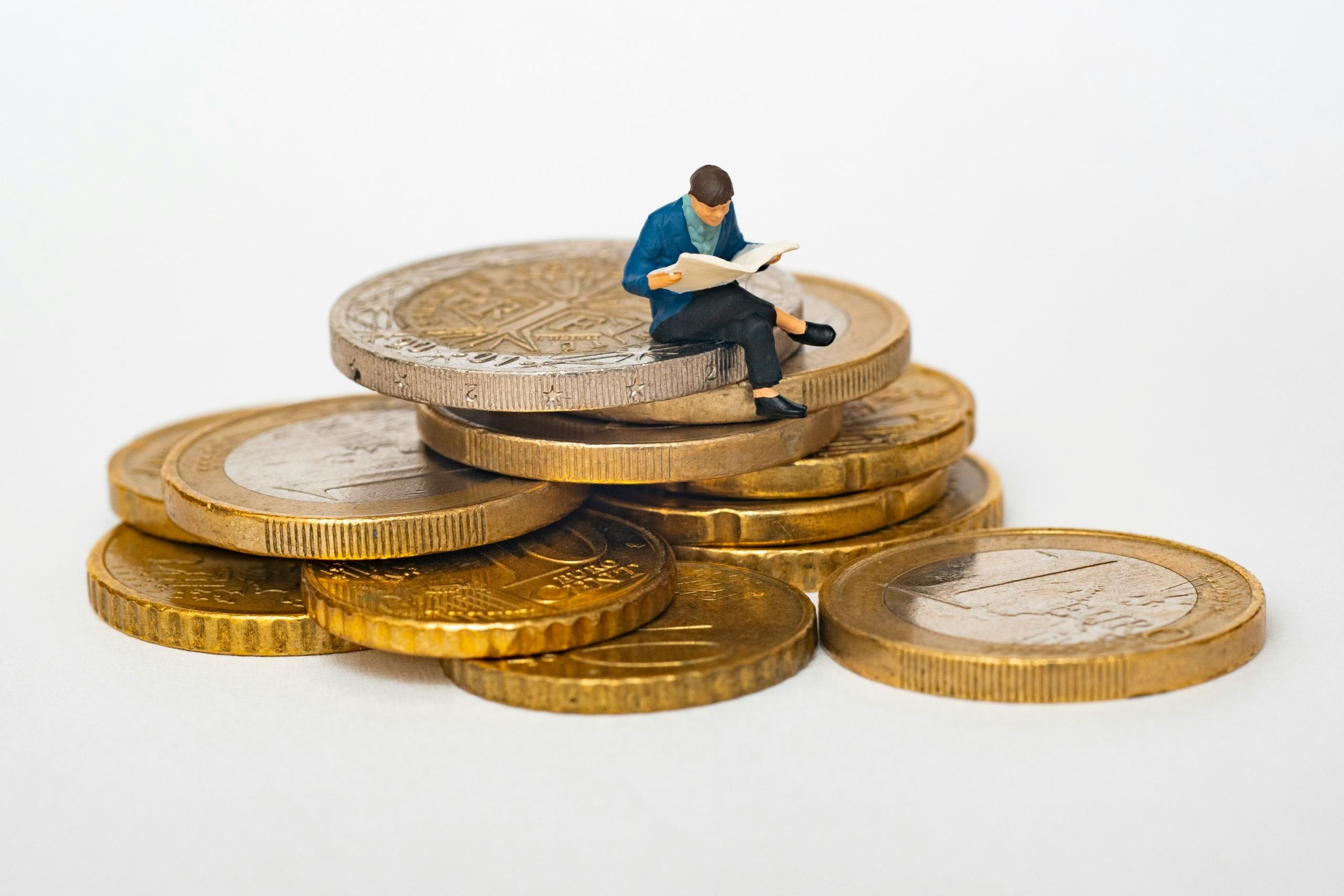 Persona leyendo sobre dinero.