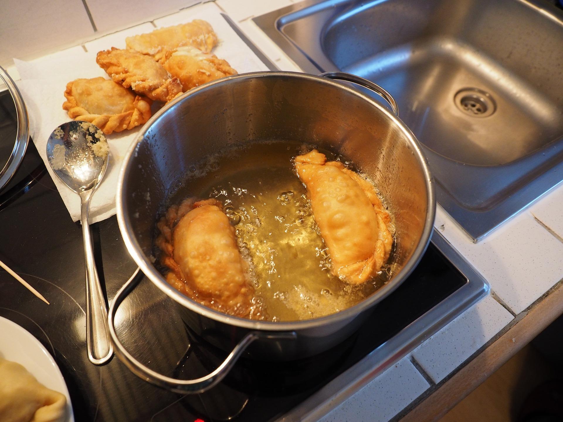 Las empanadas de horno y fritas están presente tanto en la preparación de la empanada de pino como la de queso. 
