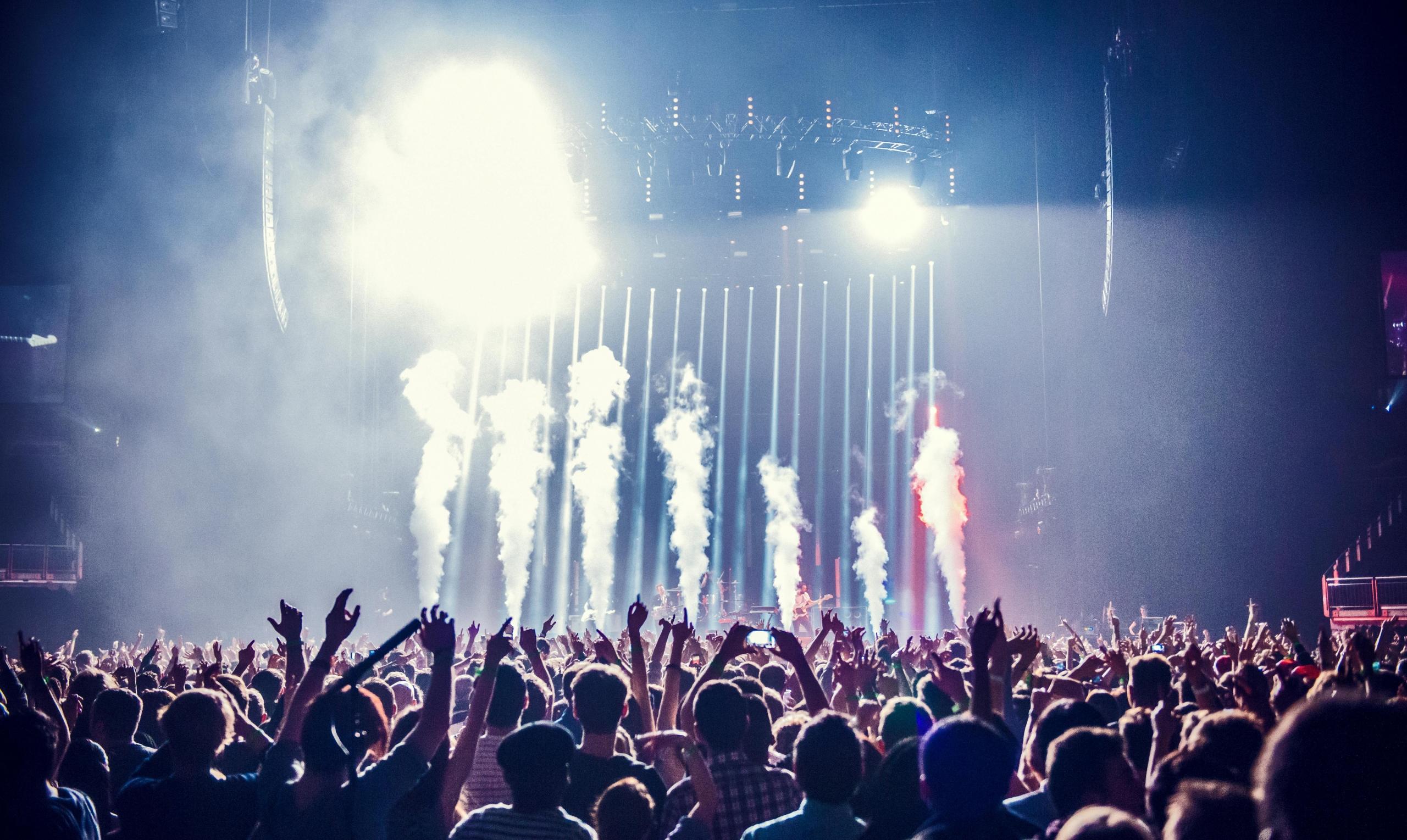 Las personas que asisten a estos grandes festivales no sólo disfrutan de la música sino que también de una experiencia masiva humana.