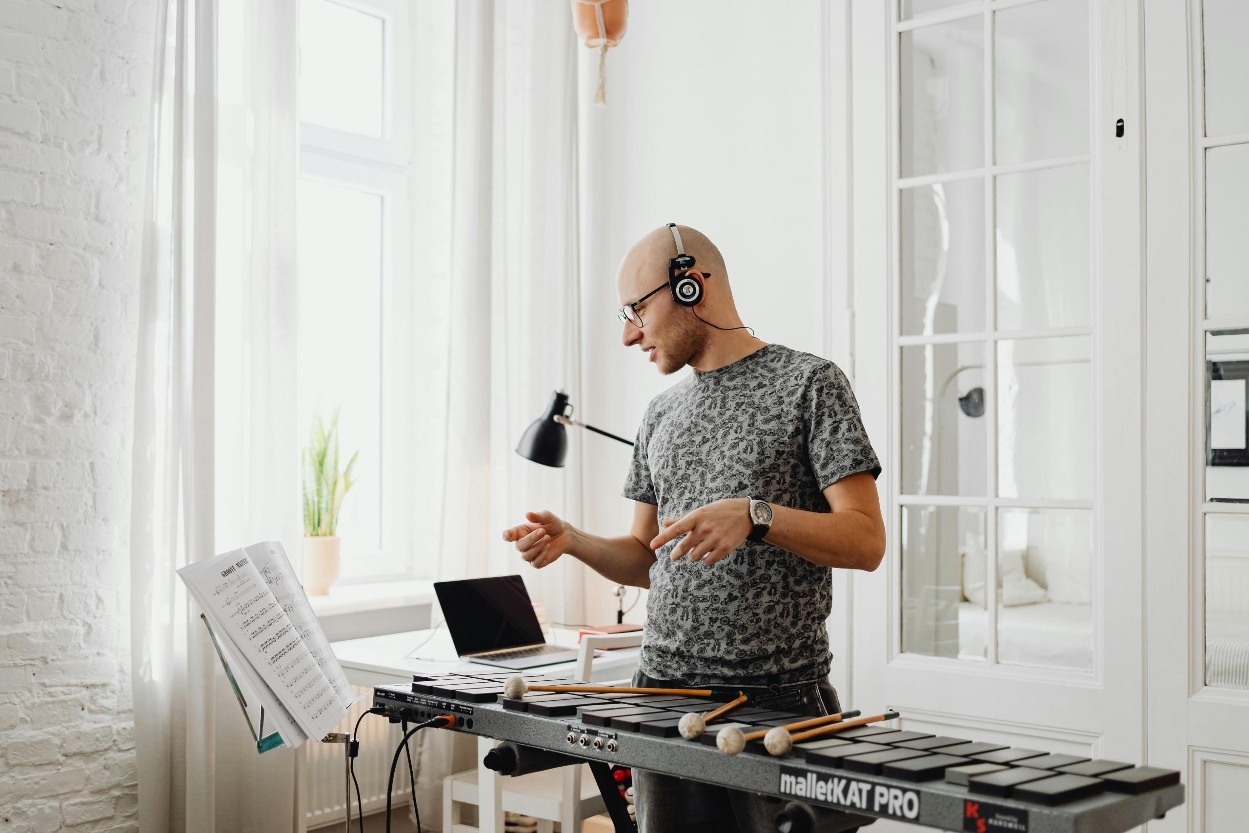 Las notas y los símbolos que dictan como se toca una pieza musical están todas contenidas en una partitura.