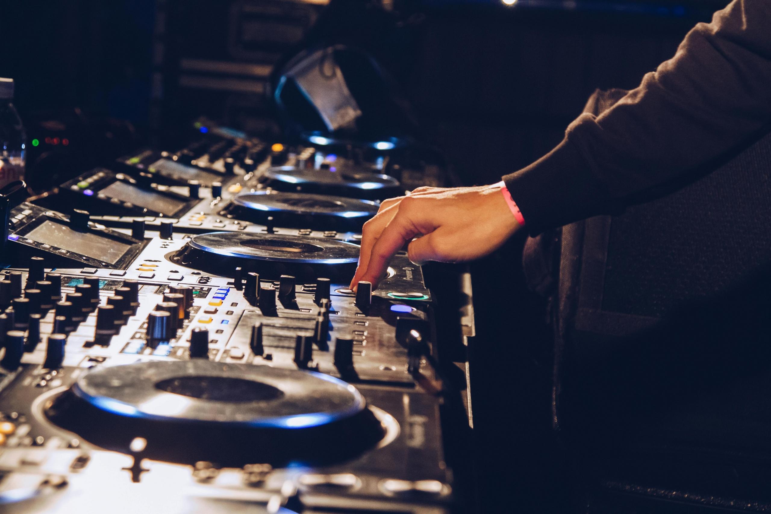 Las personas que asisten a Tomorrowland son amante de la música electrónica de la fiesta. 