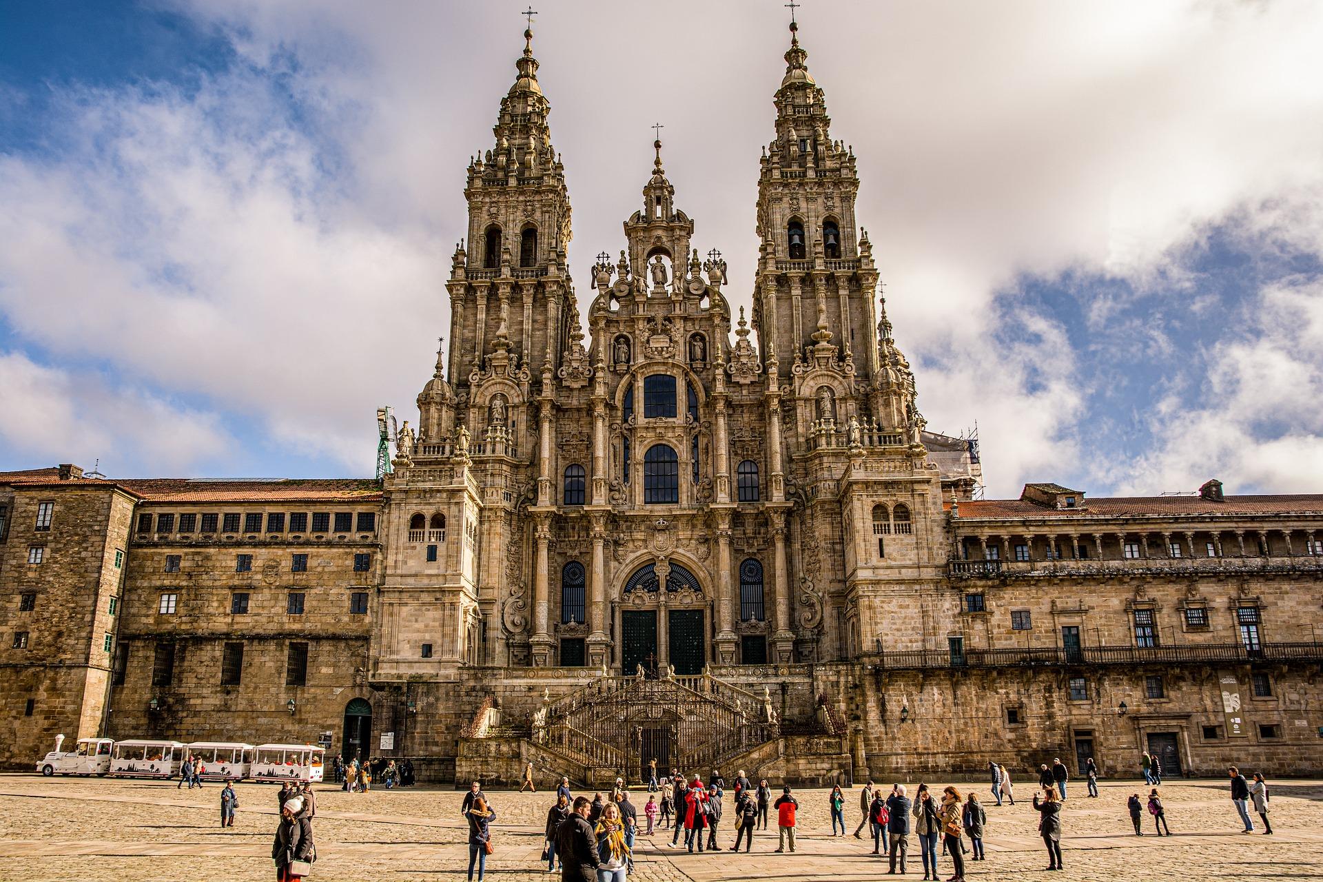 Santiago de Compostela es la ciudad que guarda los restos del apóstol Santiago.