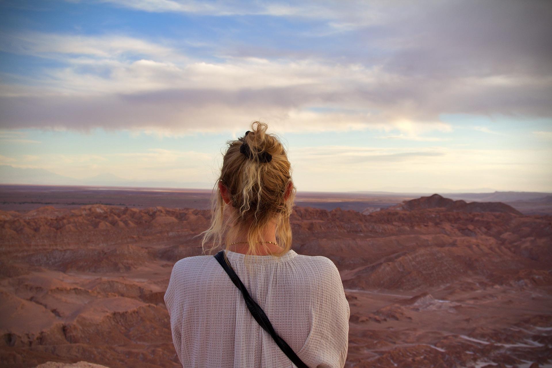Trekking de día incluso de noche ocurren en el desierto de Atacama.