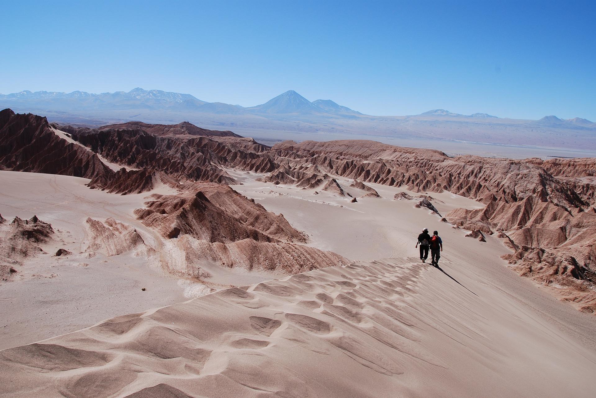 El trekking es una actividad que se puede realizar también en el desierto.