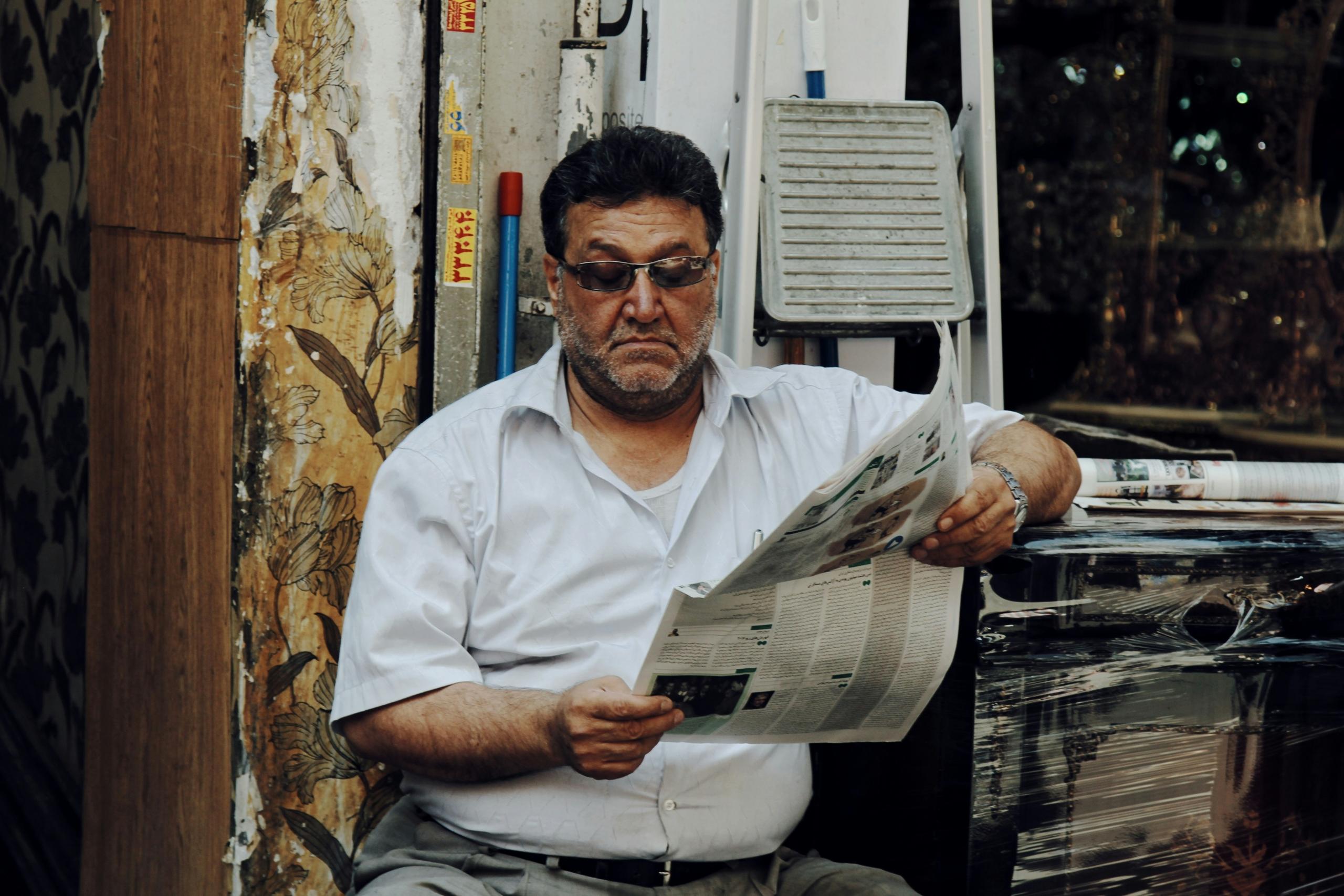 Hombre leyendo el diario.