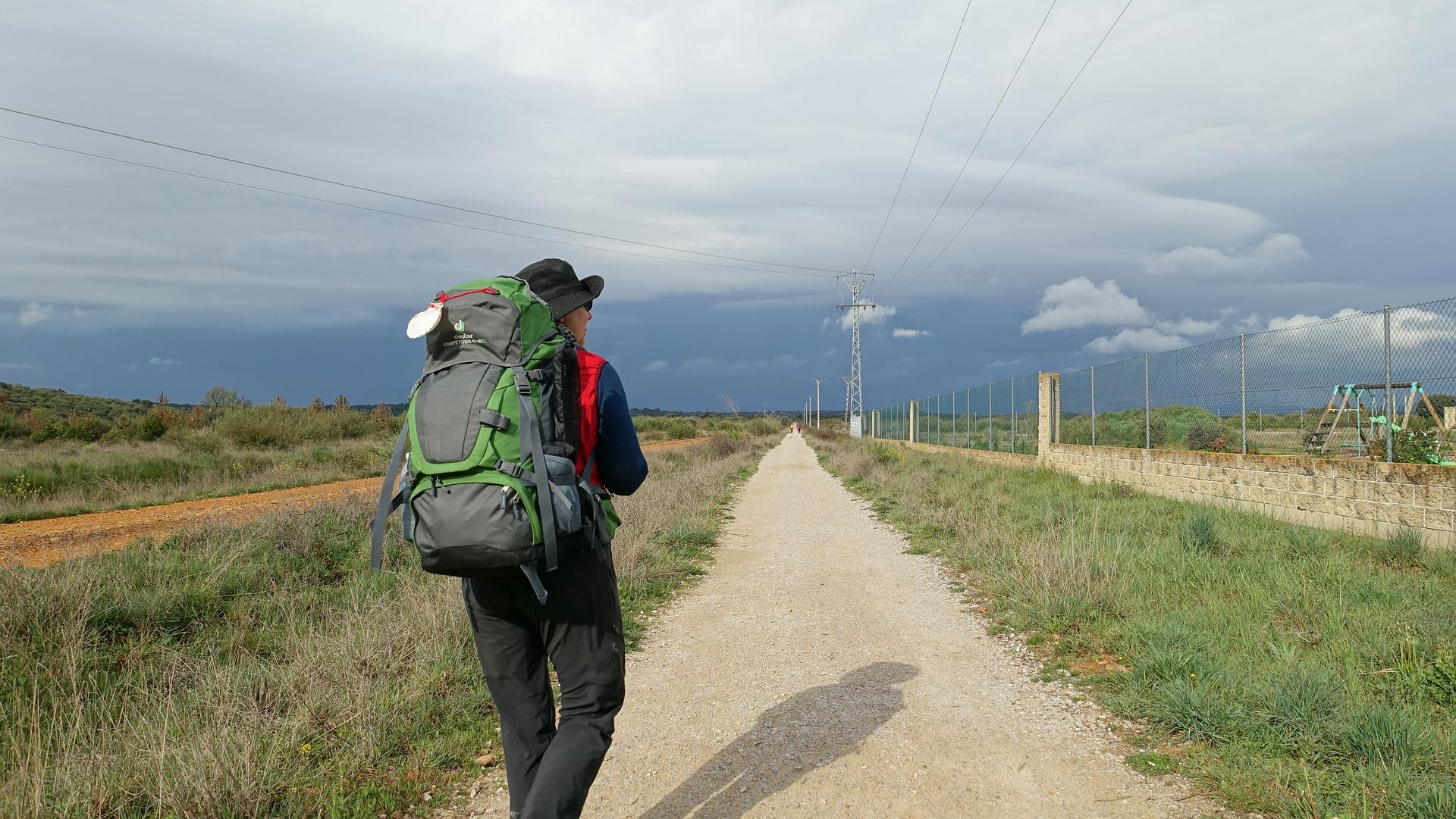 Desde camino de 100 hasta 800 kilómetros son las distancias de los caminos de Santiago.