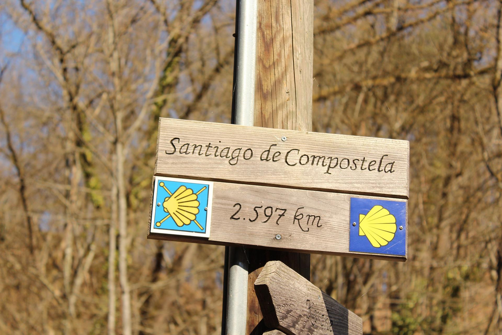 Caminar a la tumba de Santiago el mayor es una costumbre que tiene cientos de años.