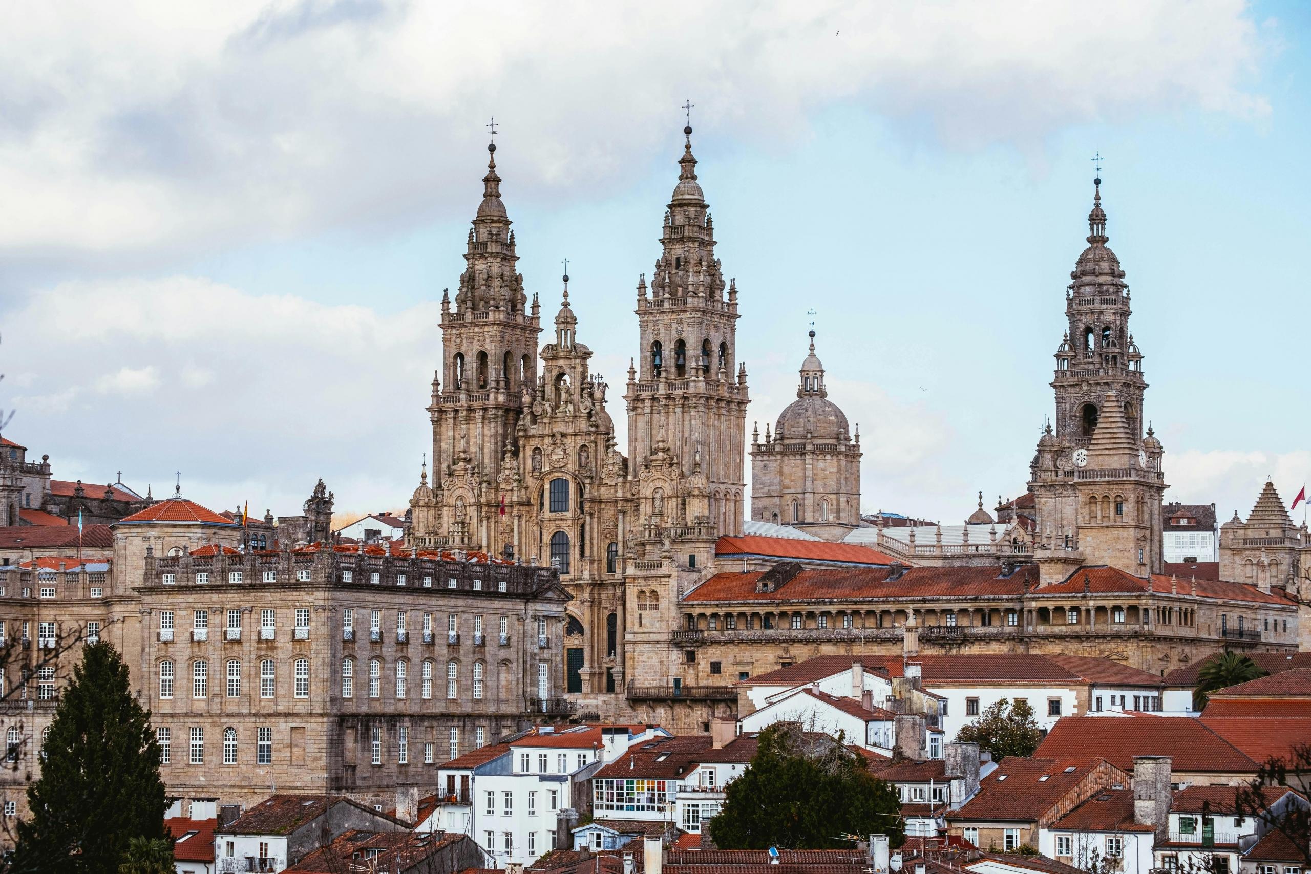 La catedral de Santiago de Compostela es donde se guardan los restos del apóstol Santiago. 