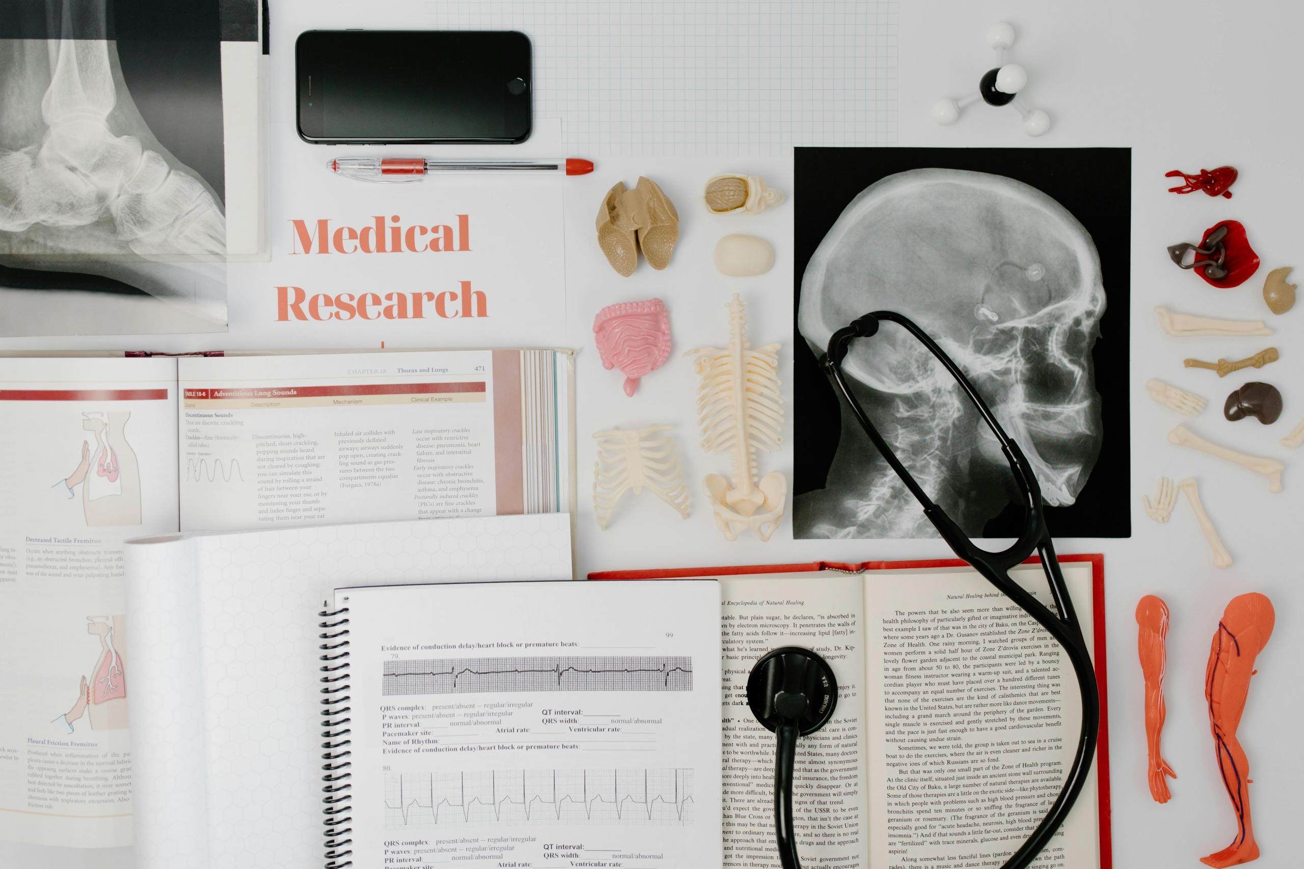 Los estudiante de medicina tienen mucho que estudiar y practicar.