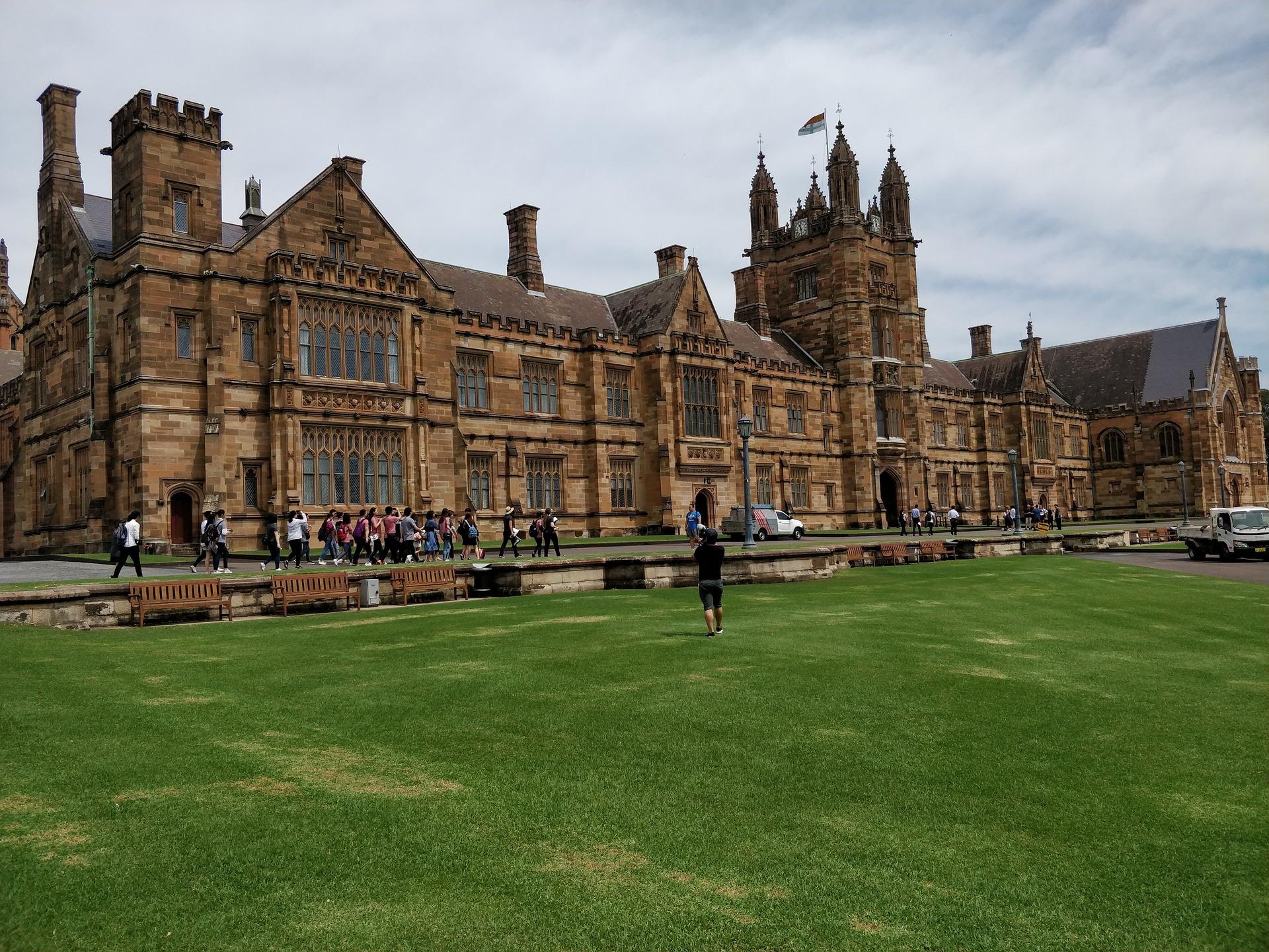 Hombres y mujeres pueden llegar a Australia y completar sus estudios superiores