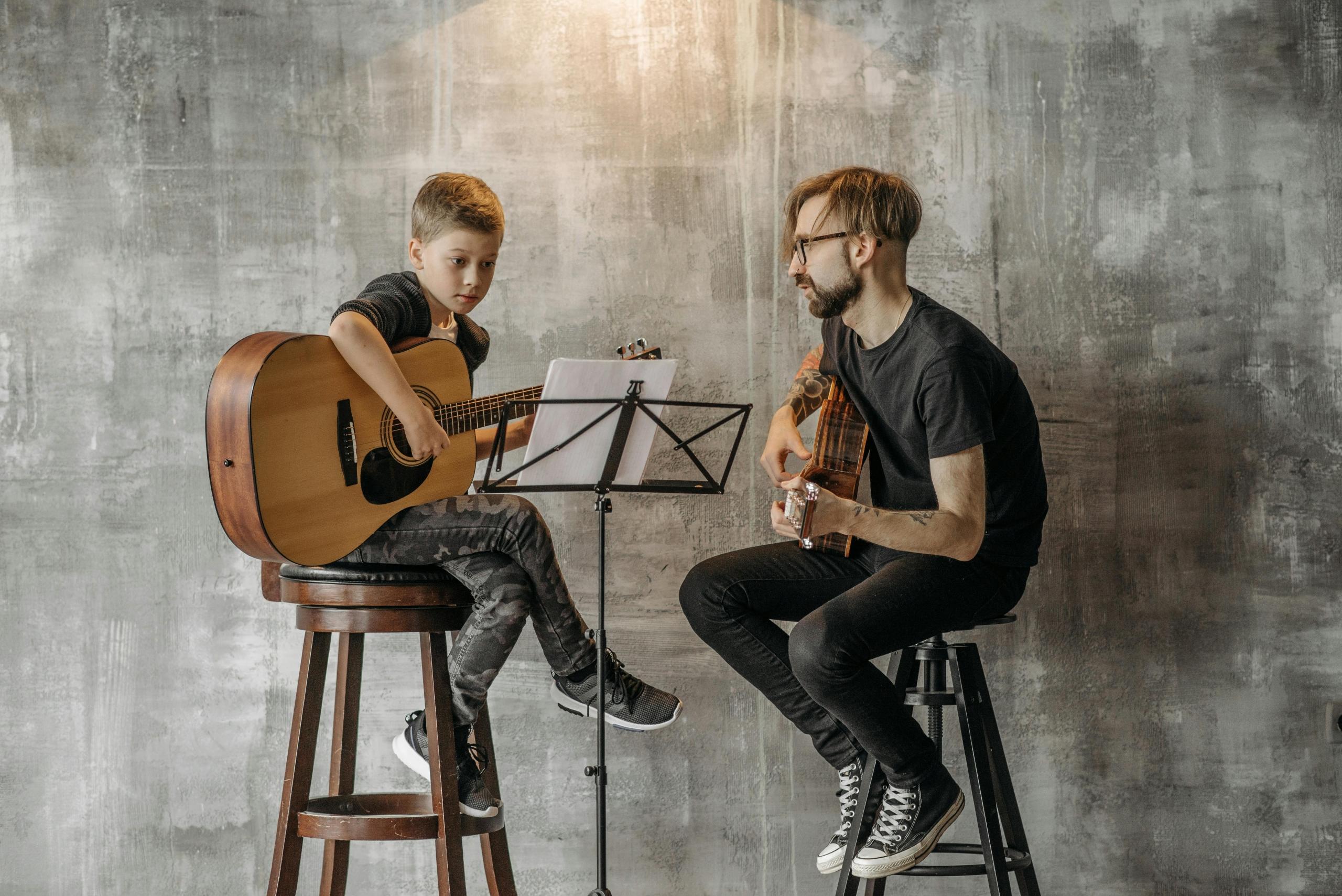 Aprender guitarra es más que una experiencia musical.