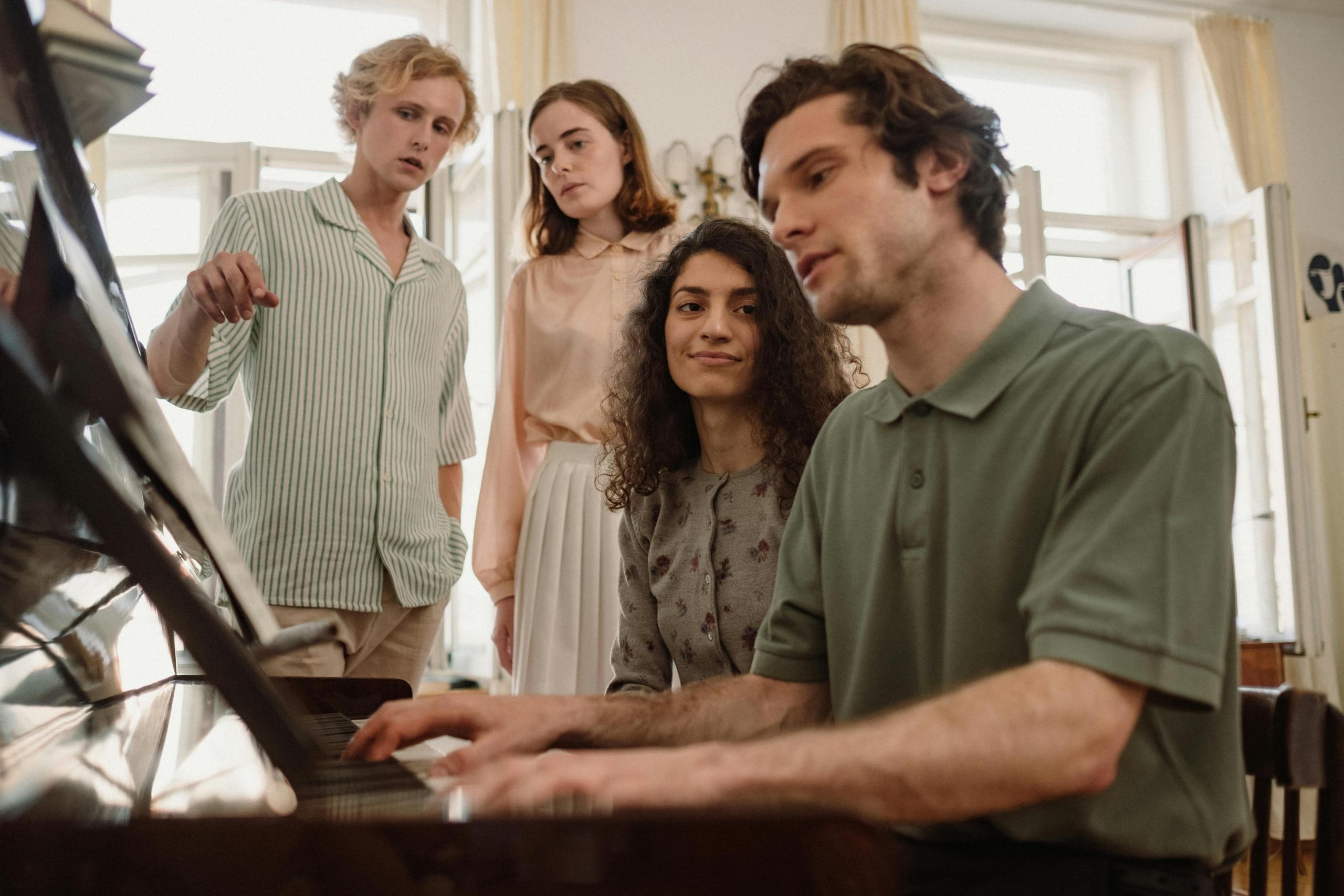 Tocar piano se puede conseguir con las adecuadas clases del instrumento.