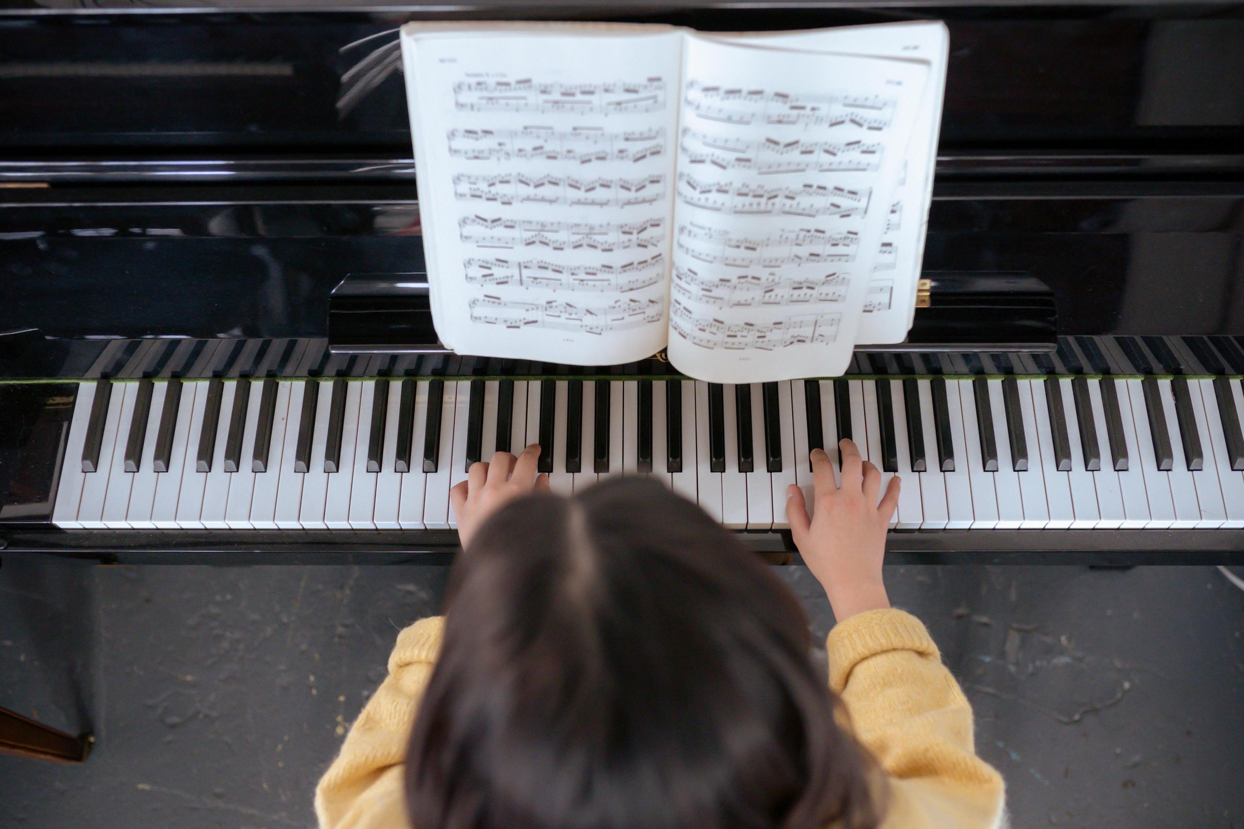 Las clases de piano deben ser dedicadas y con información teórica y práctica.