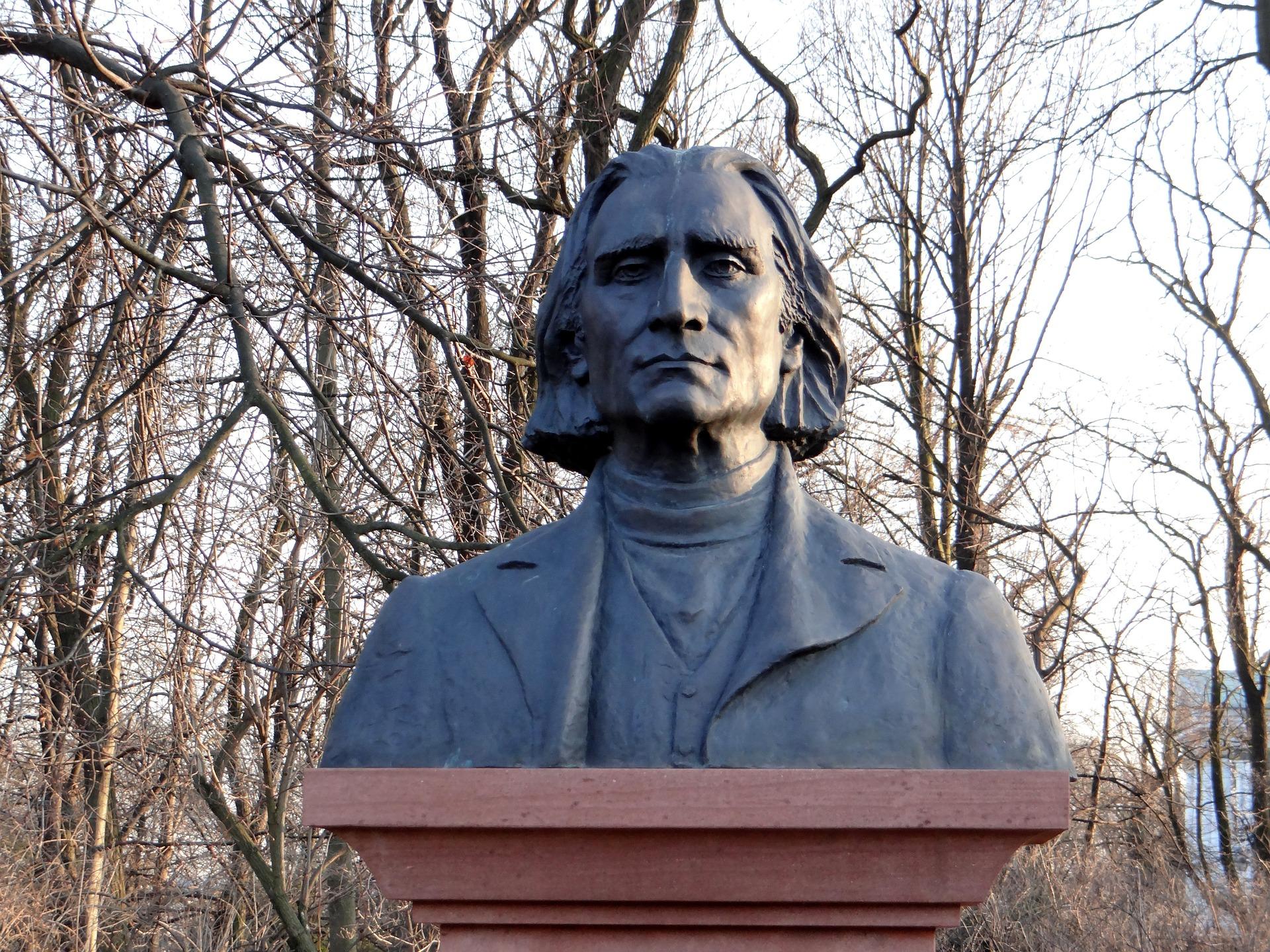Cada nuevo interprete de piano debe saber tocar Chopin y Liszt.