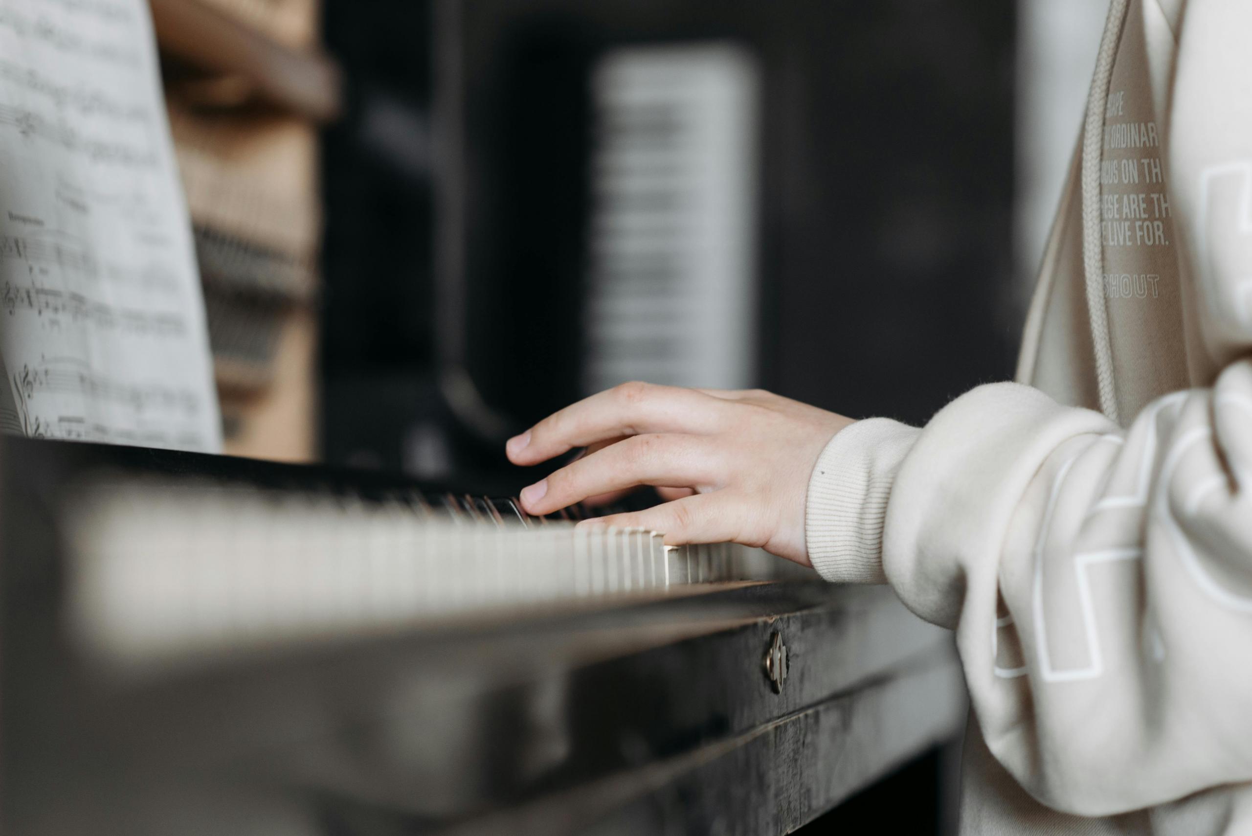 La música del piano es tan emocional como intensa.