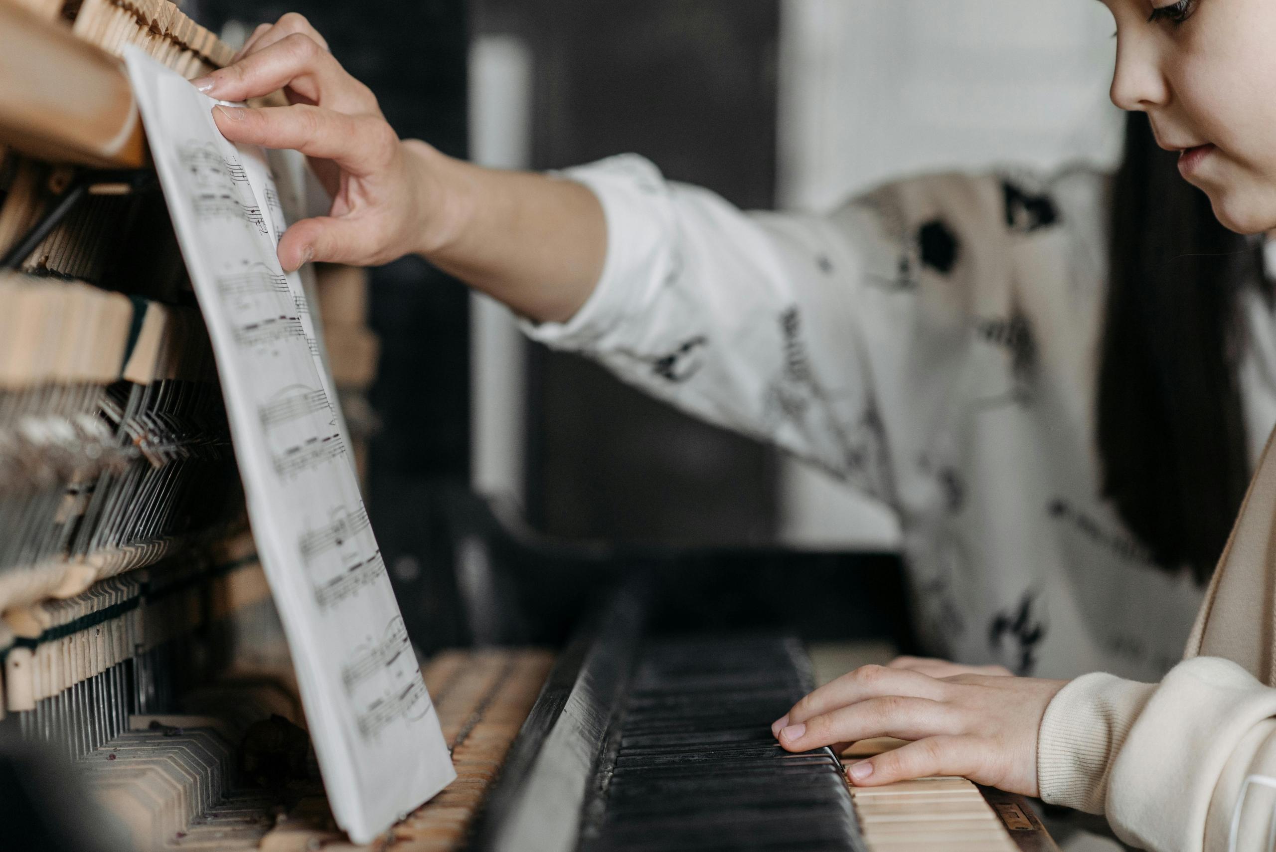 Aprender piano pueden los adultos, y pueden los jóvenes.