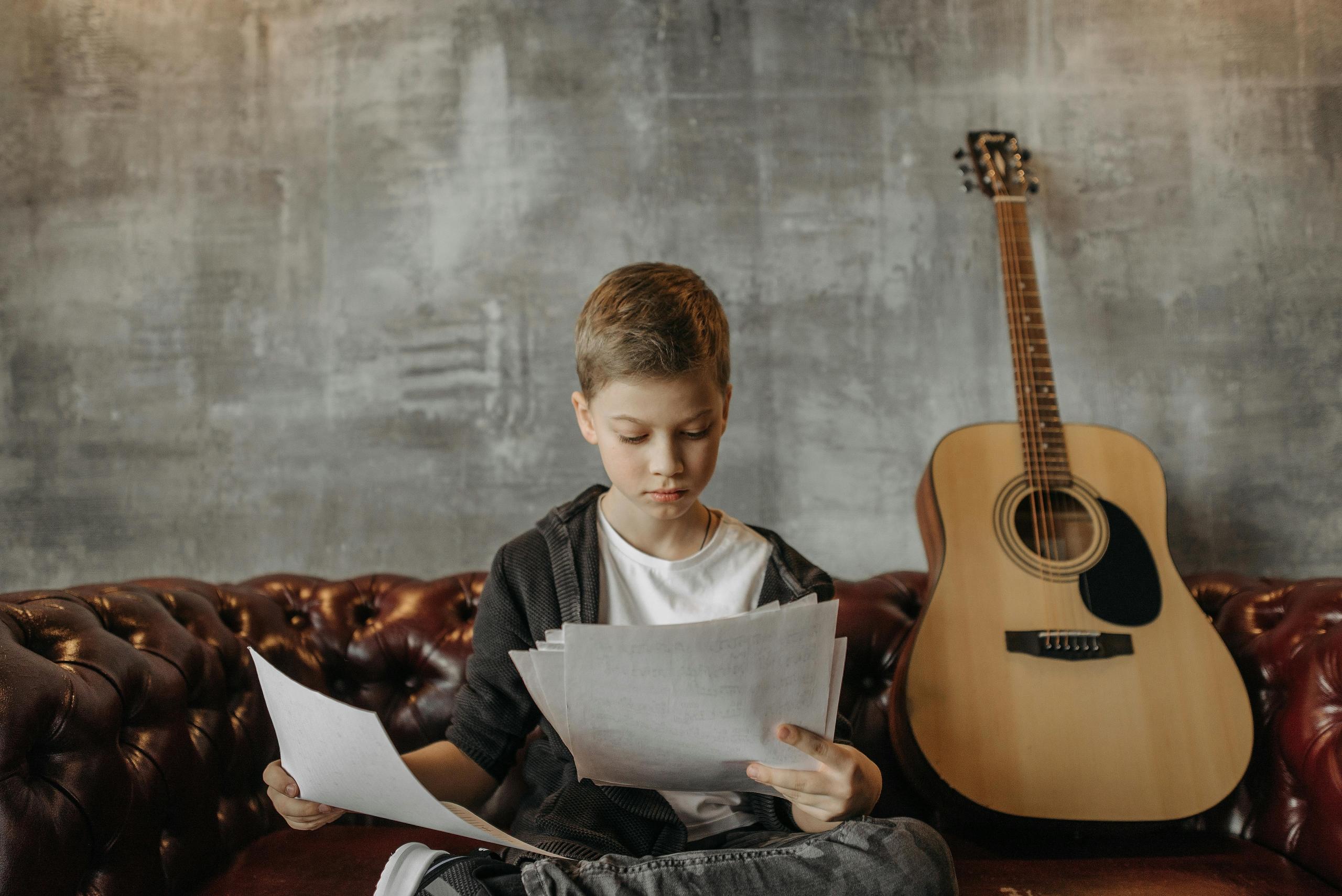 Tocar guitarra ayuda a un los niños en su desarrollo cognitivo.