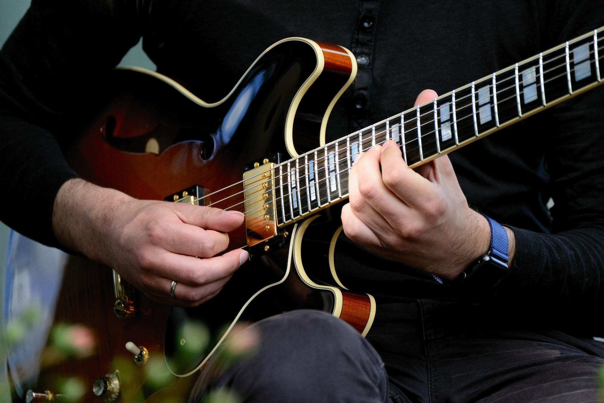 La guitarra eléctrica y clásica tienen diferentes técnicas.