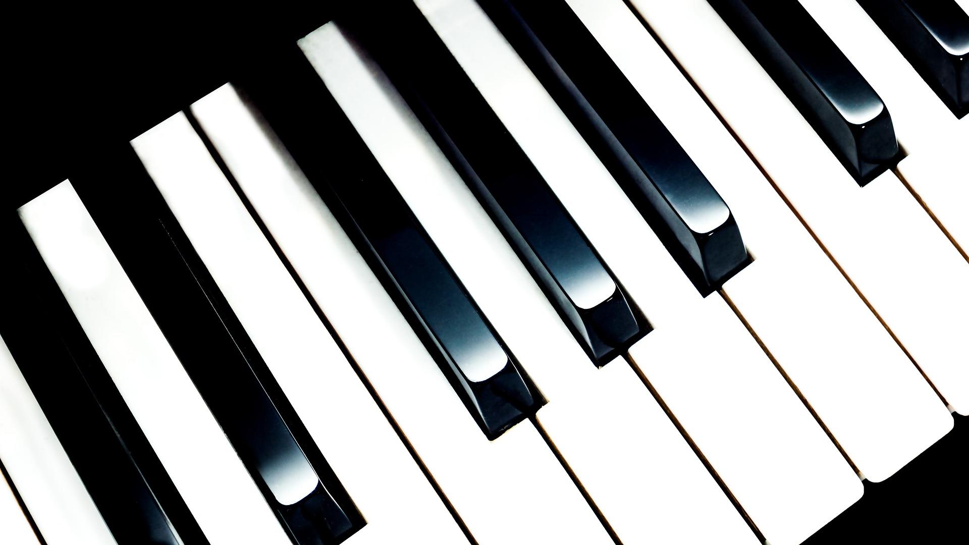 TPOdo amante del piano debe escuchar los nocturnos y preludios de Chopin.