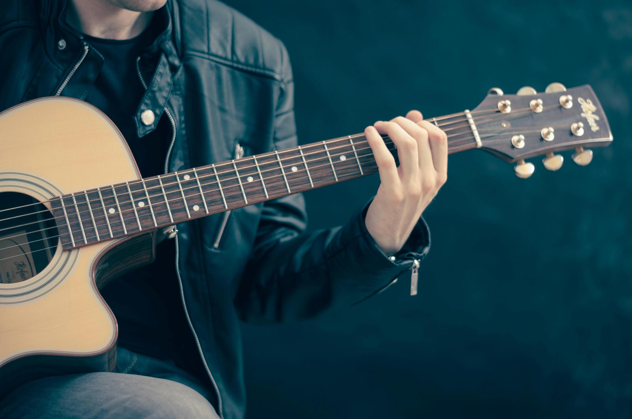 Tocar guitarra es una terapia musical e intelectual.