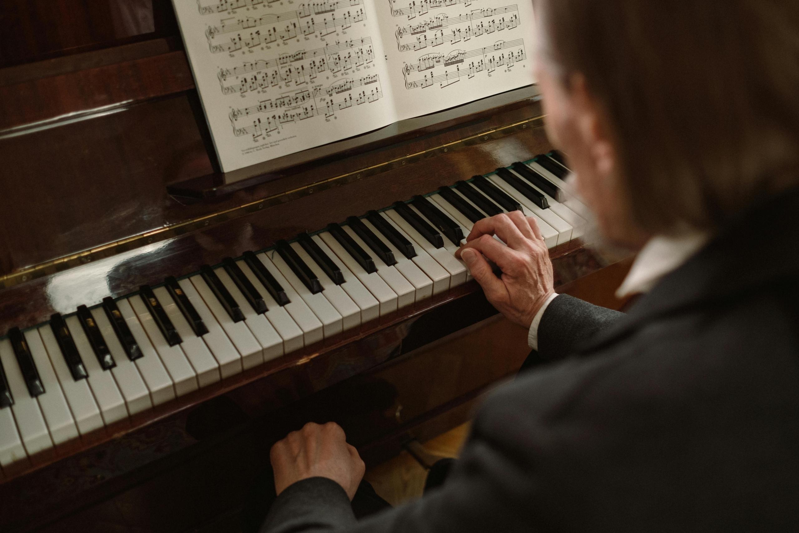Tocar piano es una actividad que puede traer de vuelta a los grandes clásicos.
