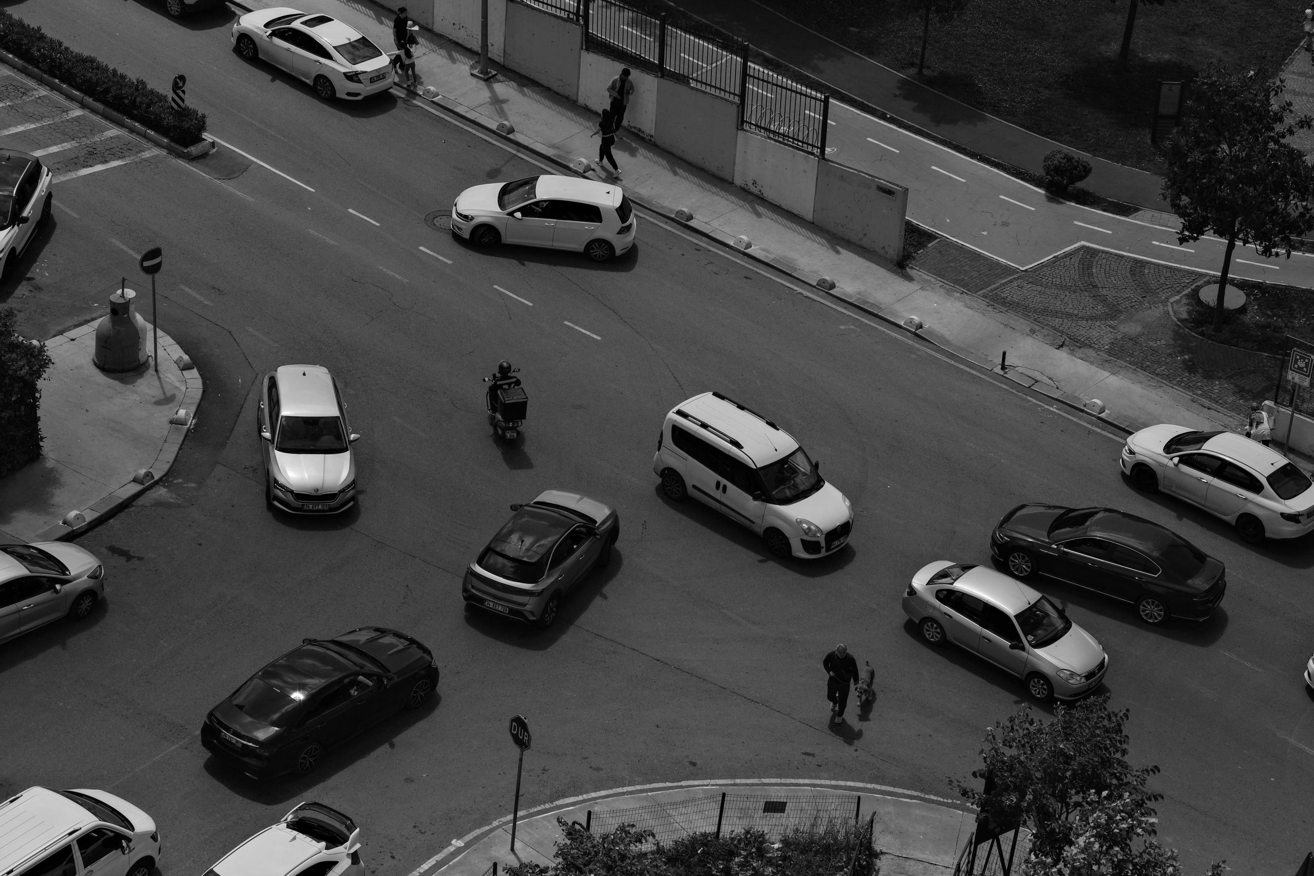 Autos y motos deben compartir rutas y ser precavidos.