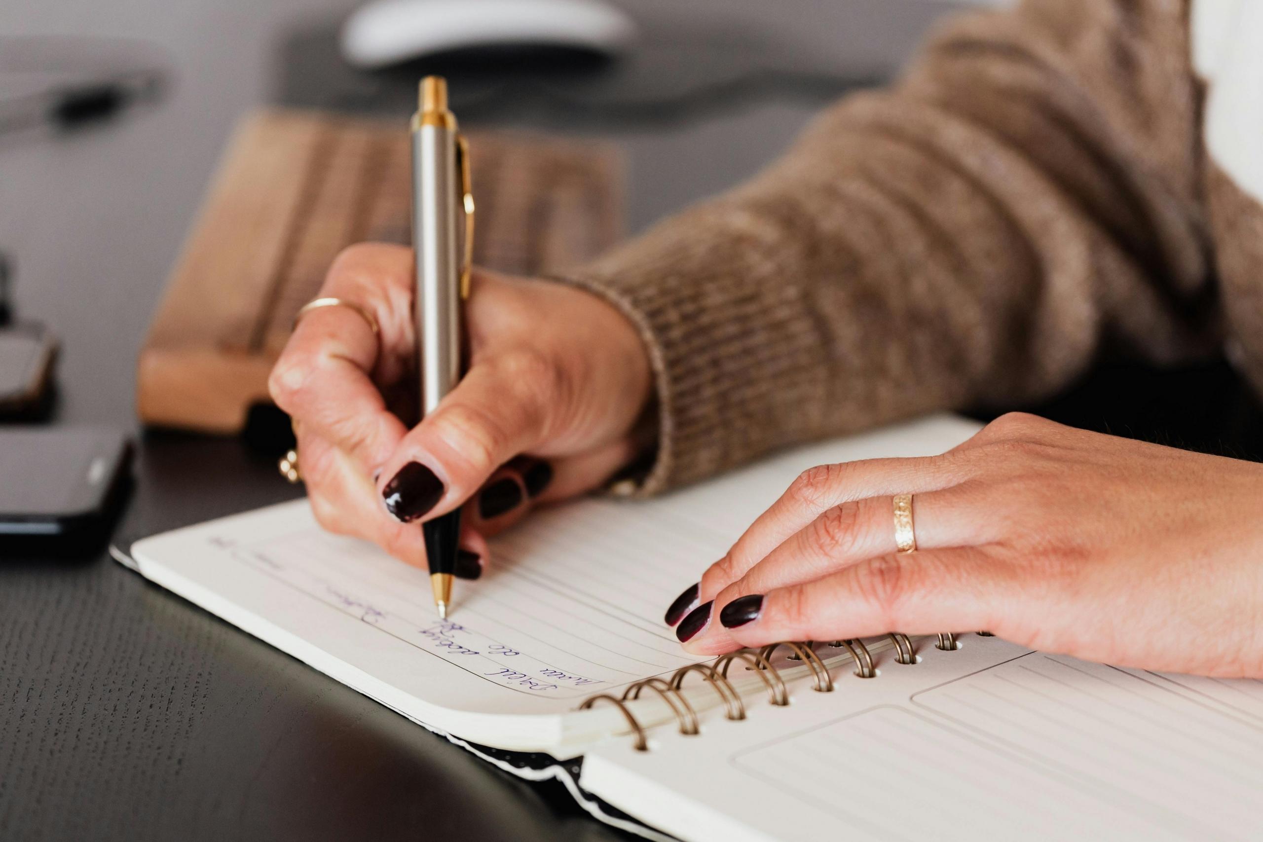 Persona escribiendo.
