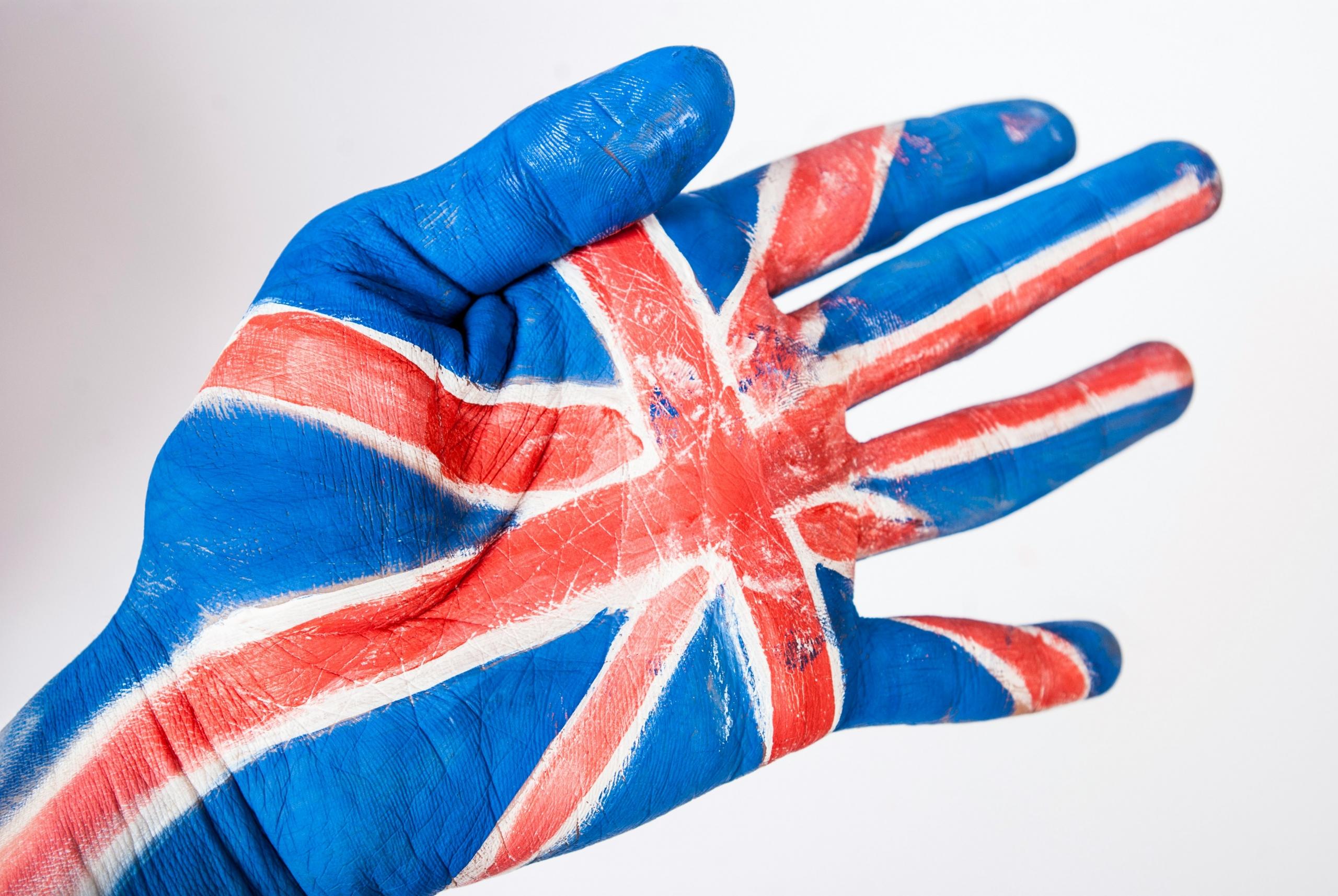 Mano con la bandera de Reino Unido.