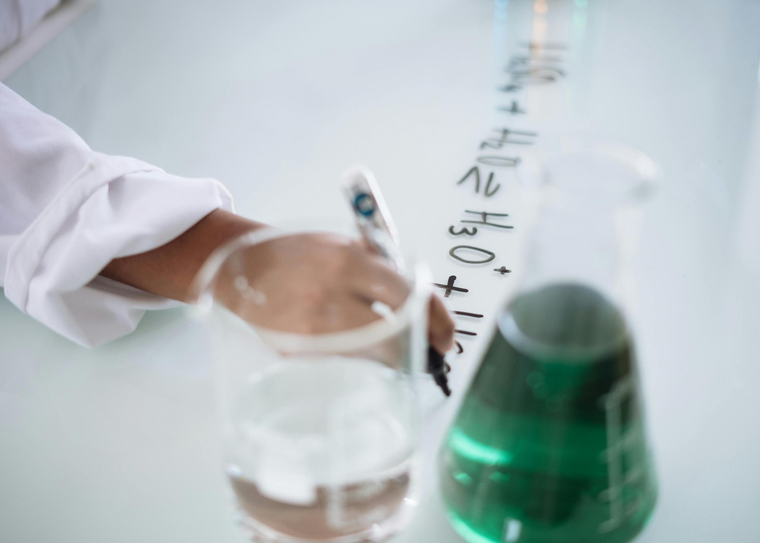 La química depende de la experimentación y para generar nuevos conocimientos.