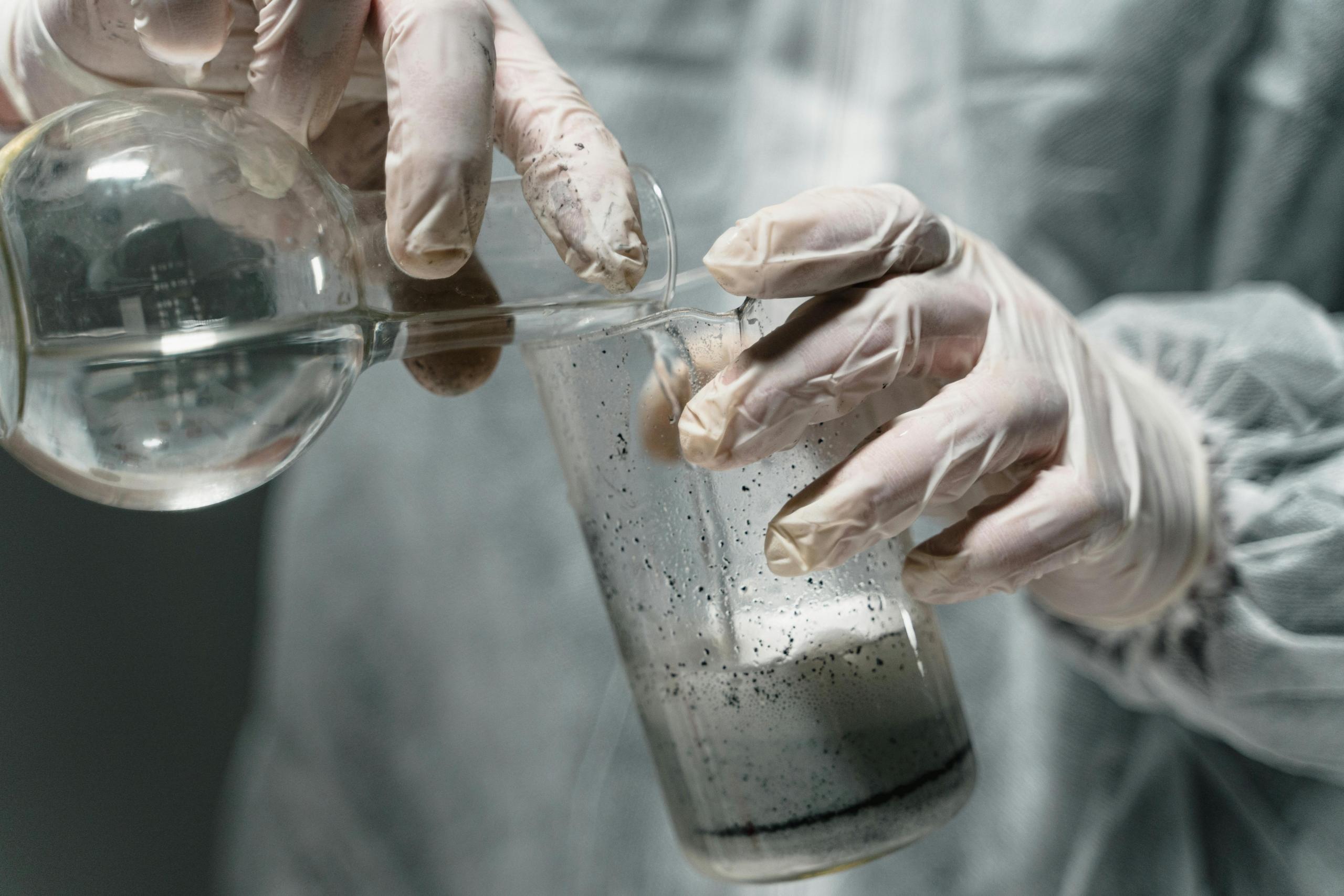 La química es una ciencia que facilita la producción de productos mineros y farmacéuticos.