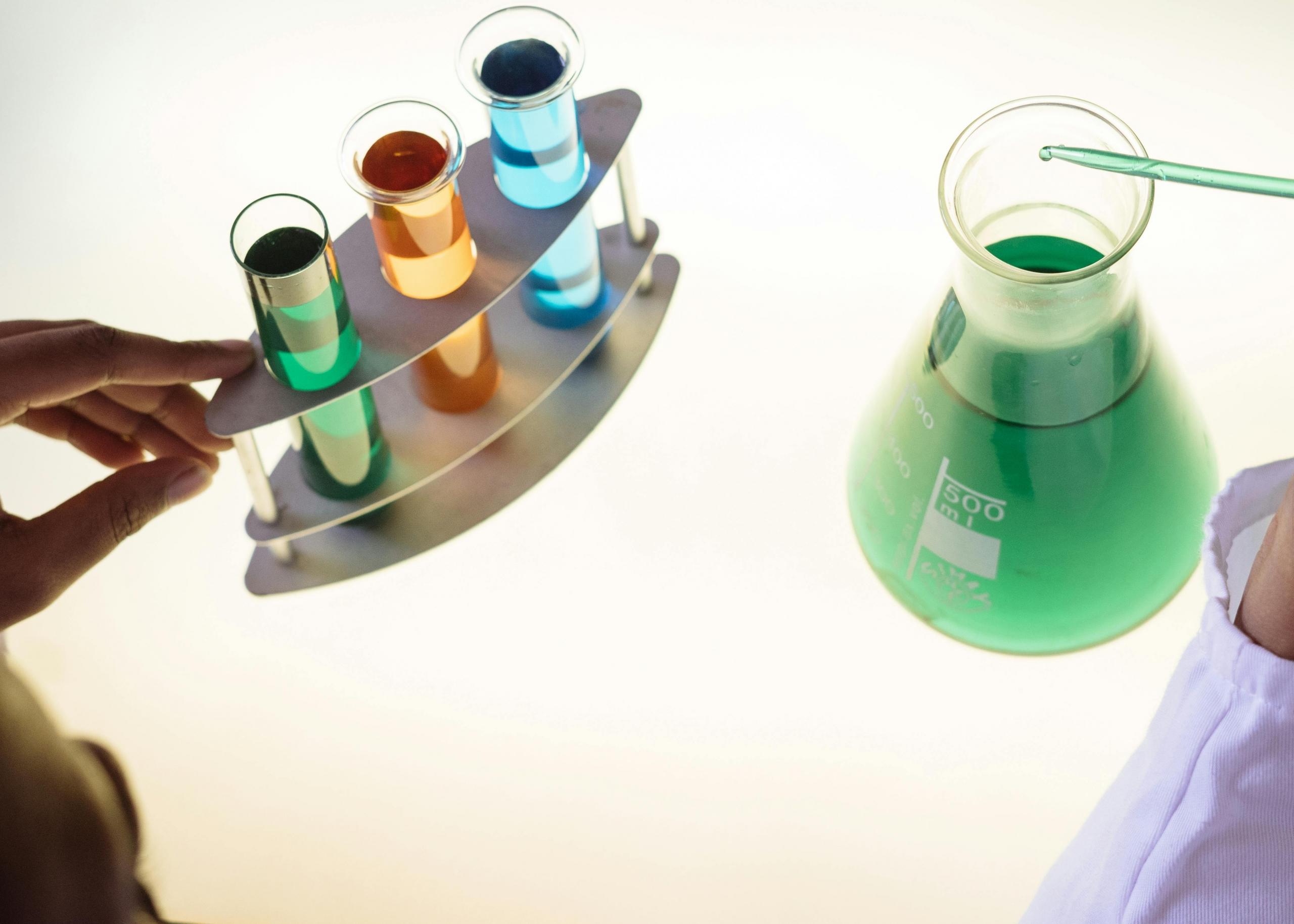 La química está presente en toda la naturaleza, además de productos sintéticos.