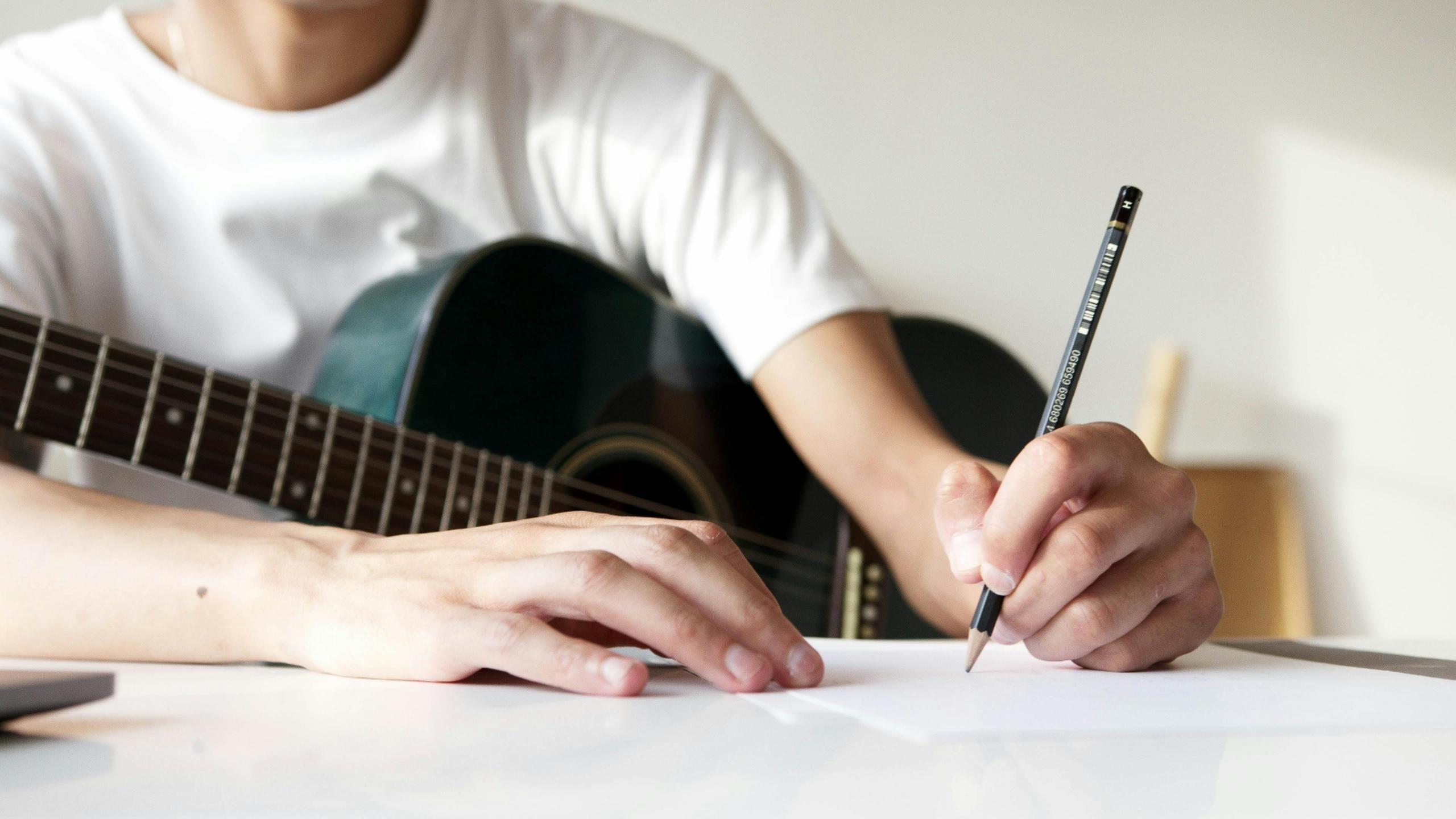 Los zurdos puede usar guitarras de diestros o conseguir una para zurdos.