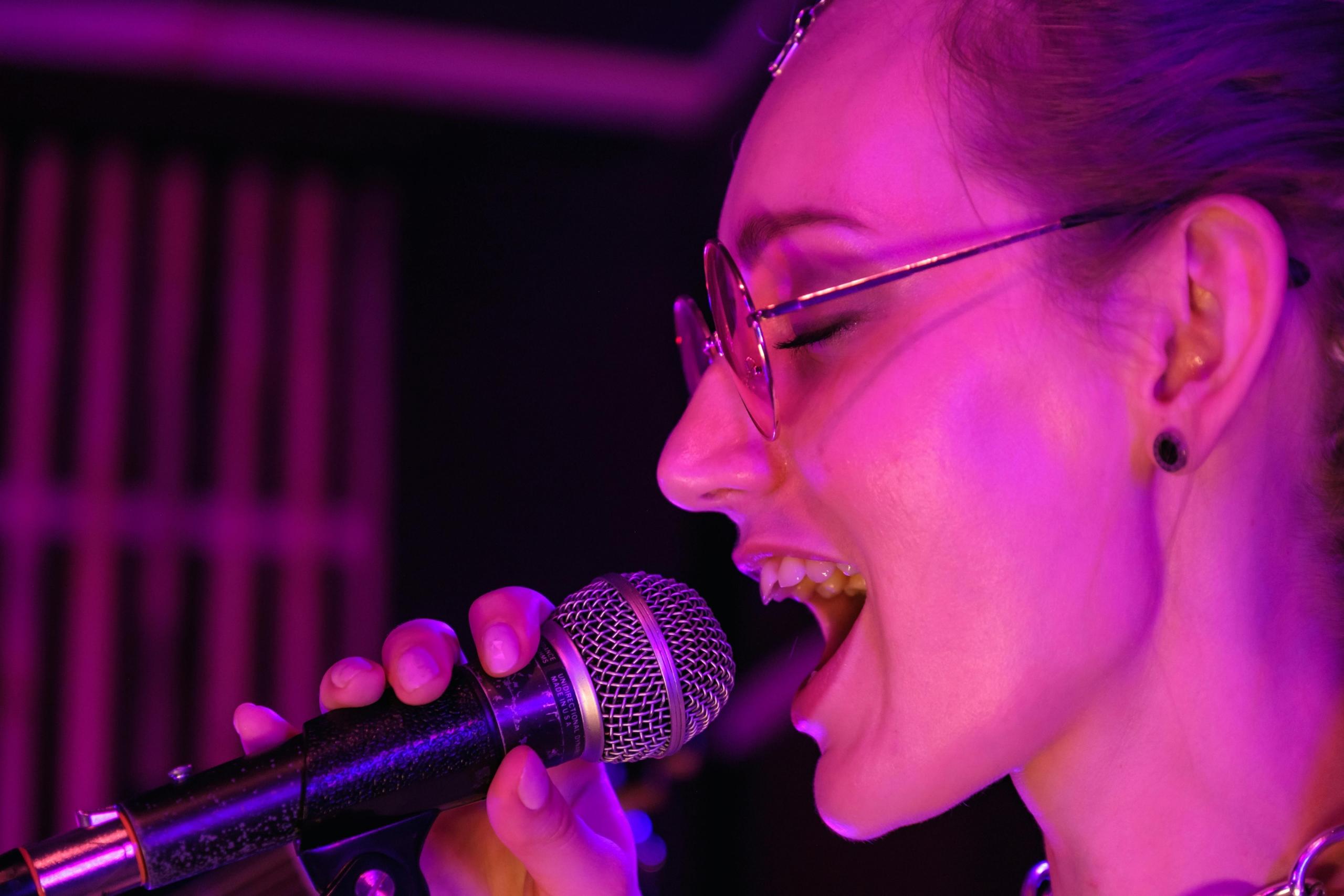 El karaoke fue creado en Japón.