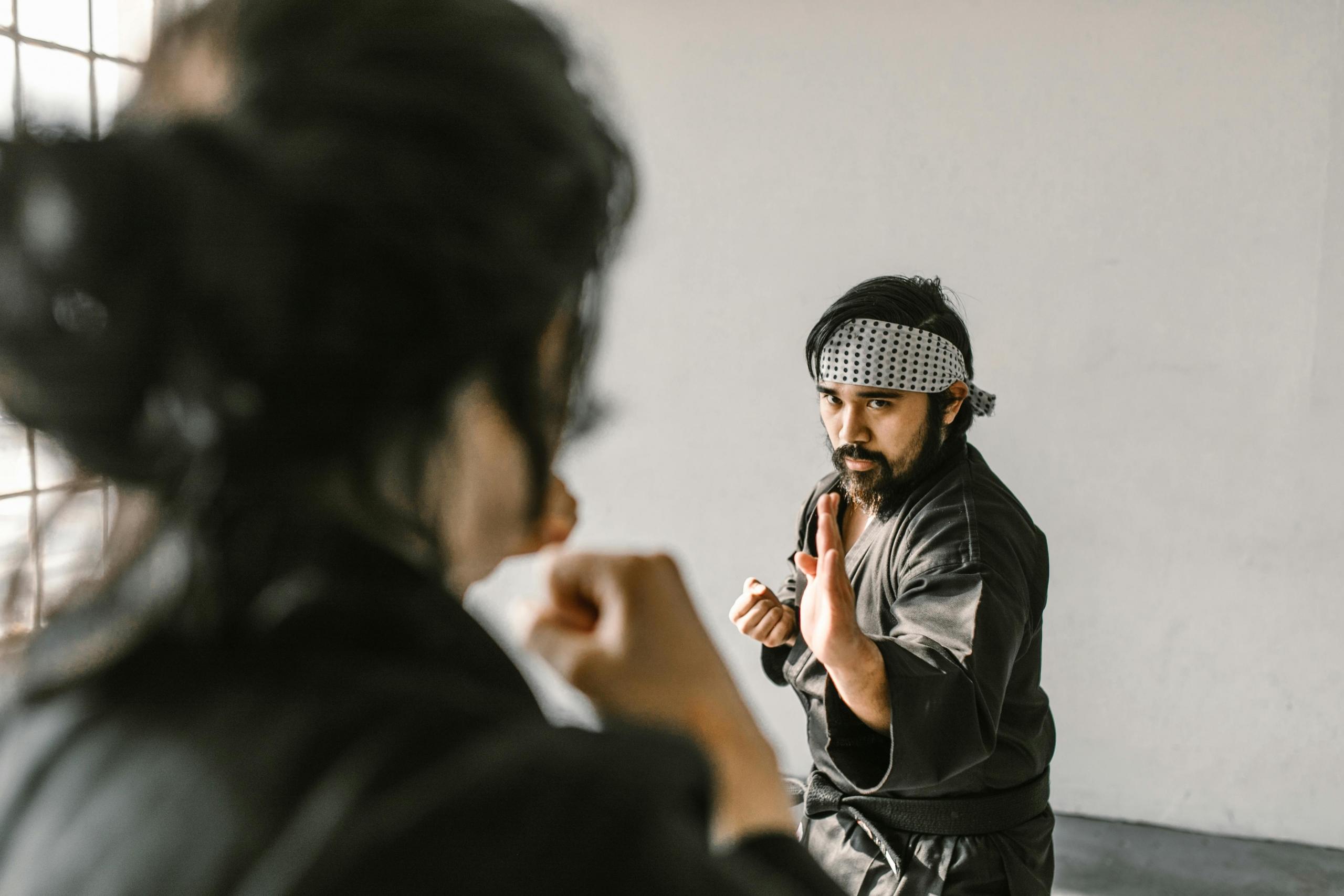 Las personas que practican karate reciben valores importantes para la vida.