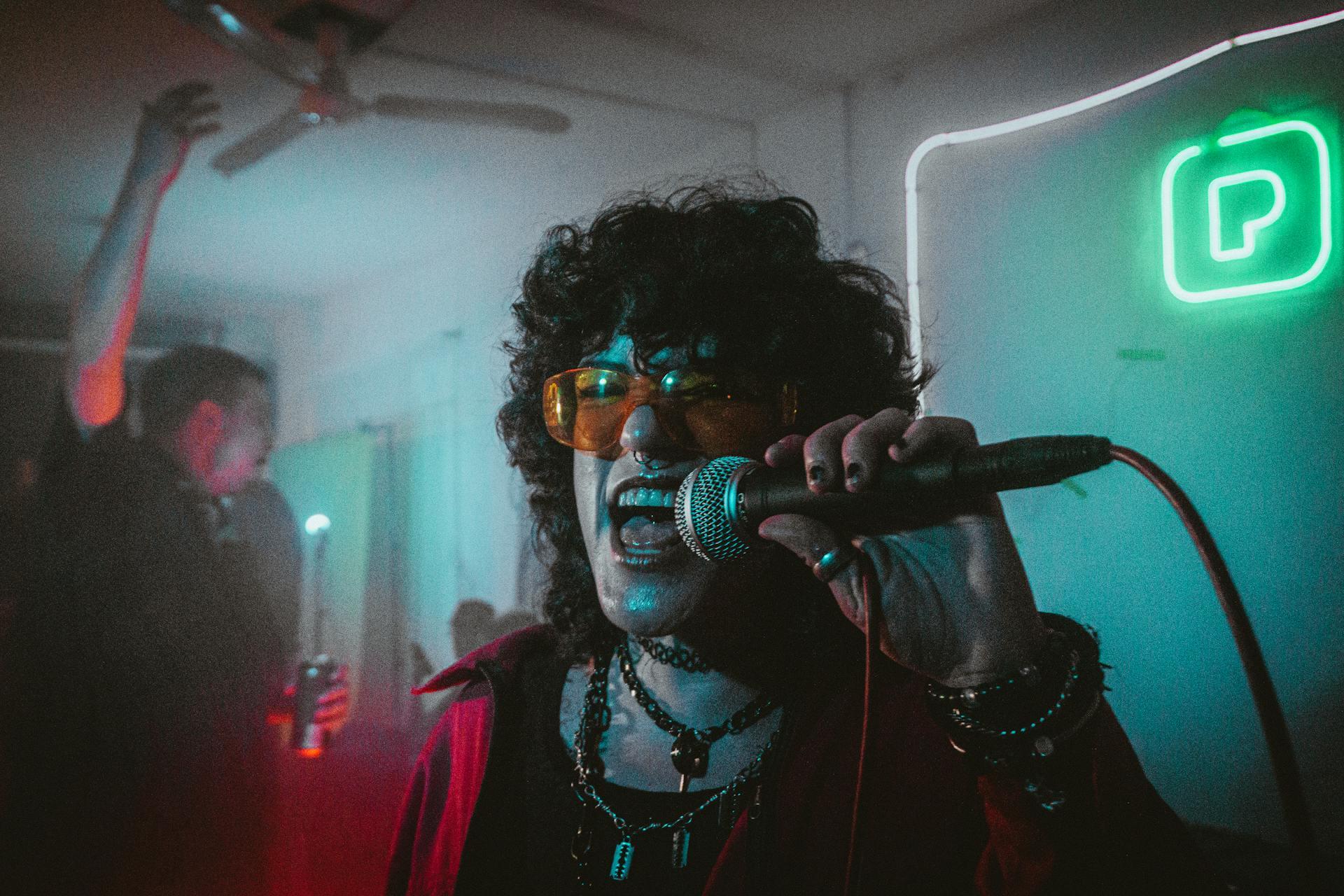 Las canciones de karaoke tienen que ser populares y fáciles de cantar.