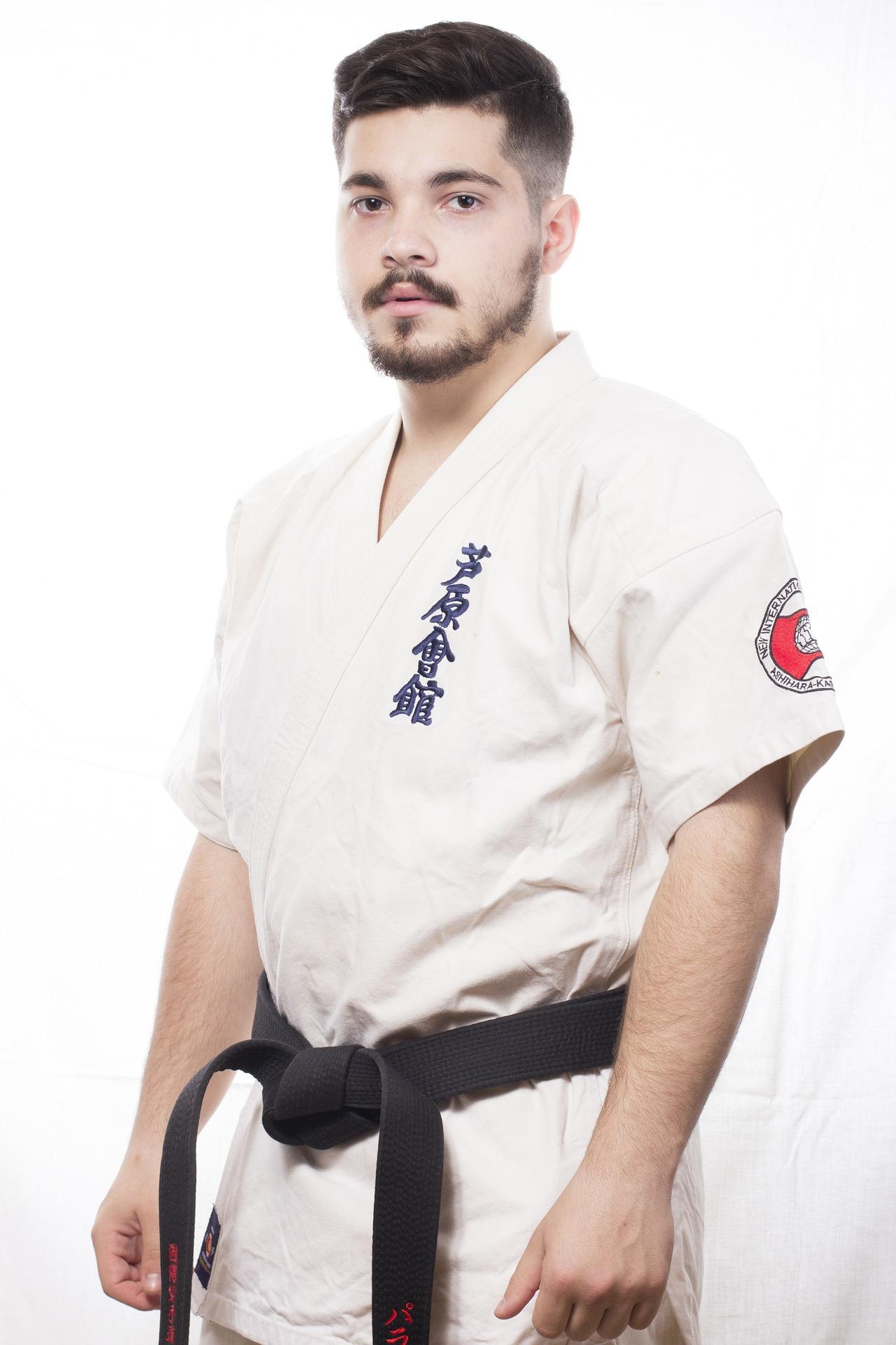 El traje de karate debe ser resistente y flexible.