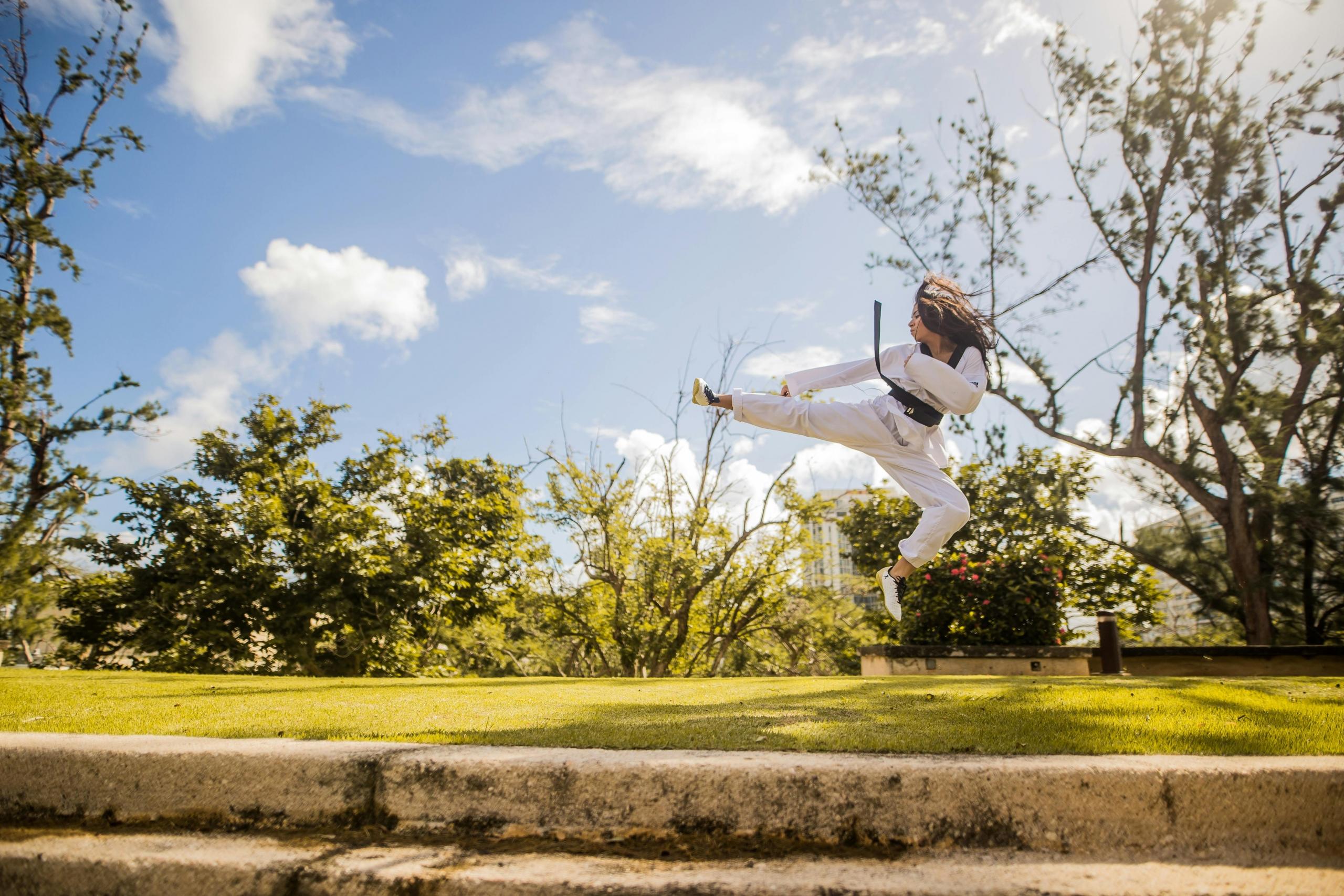 El karate es una arte marcial no ocupa instrumentos de ataque.