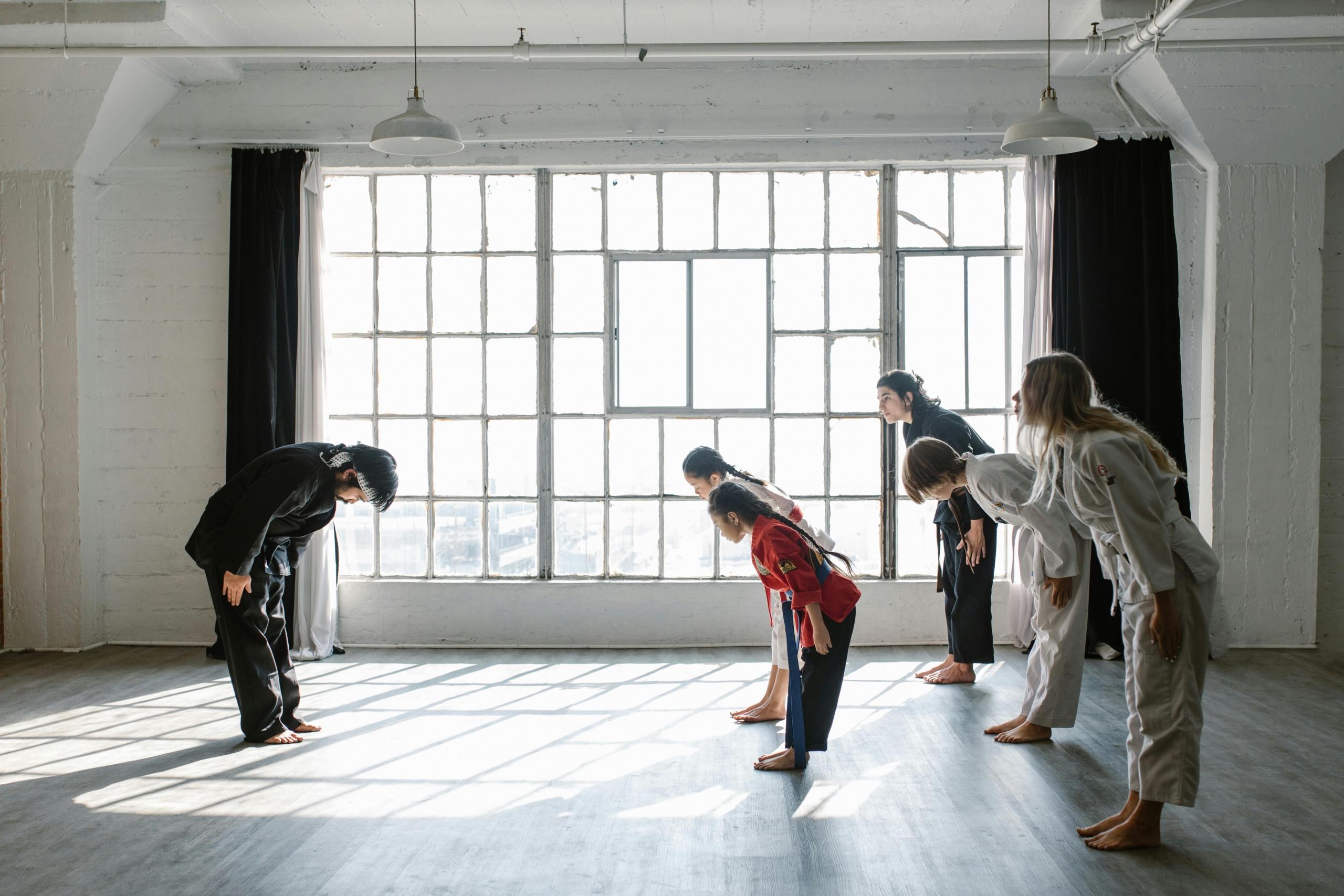 Existe karate de exhibición y de combate.