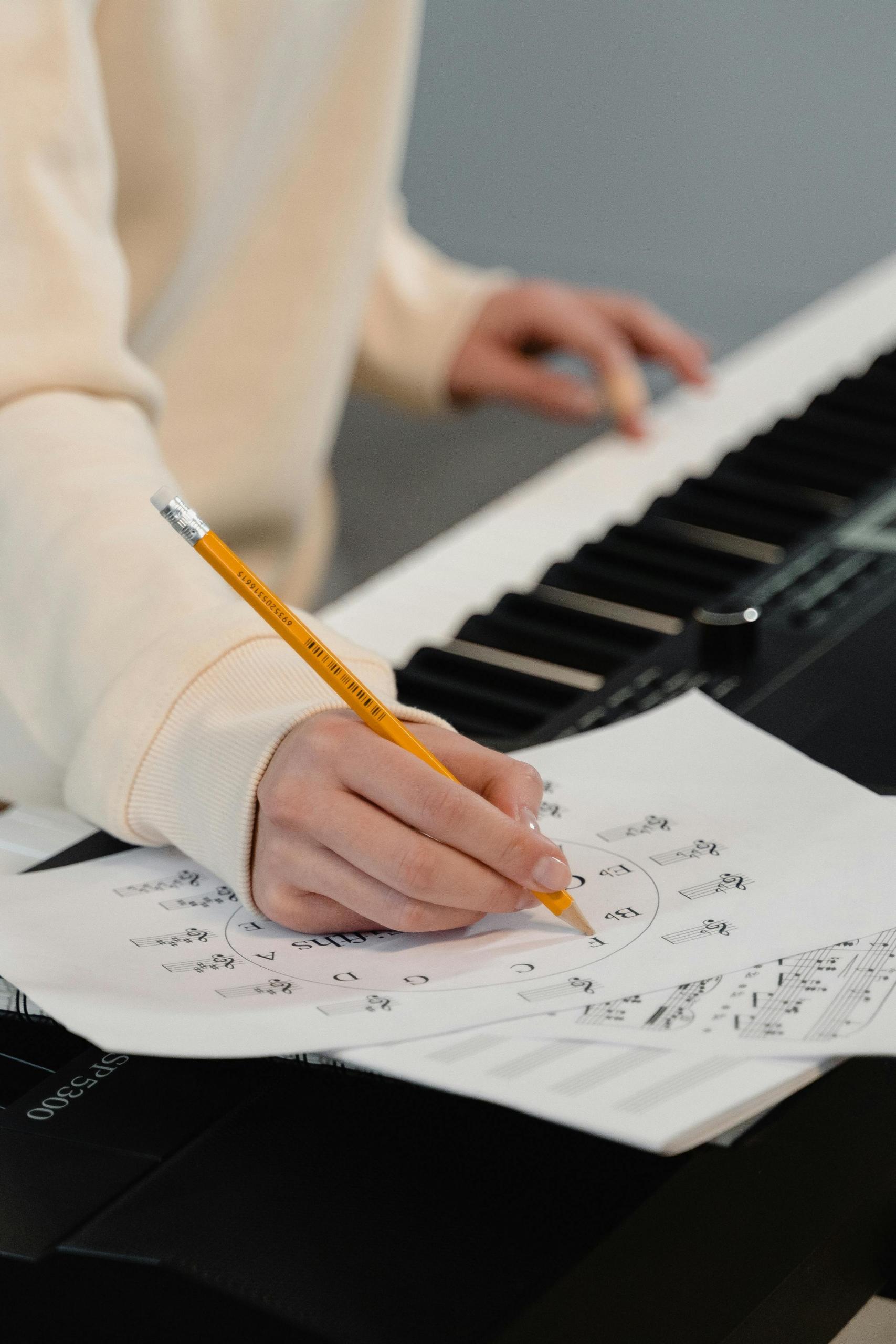 Notas, partituras y signos son parte de la escritura musical.