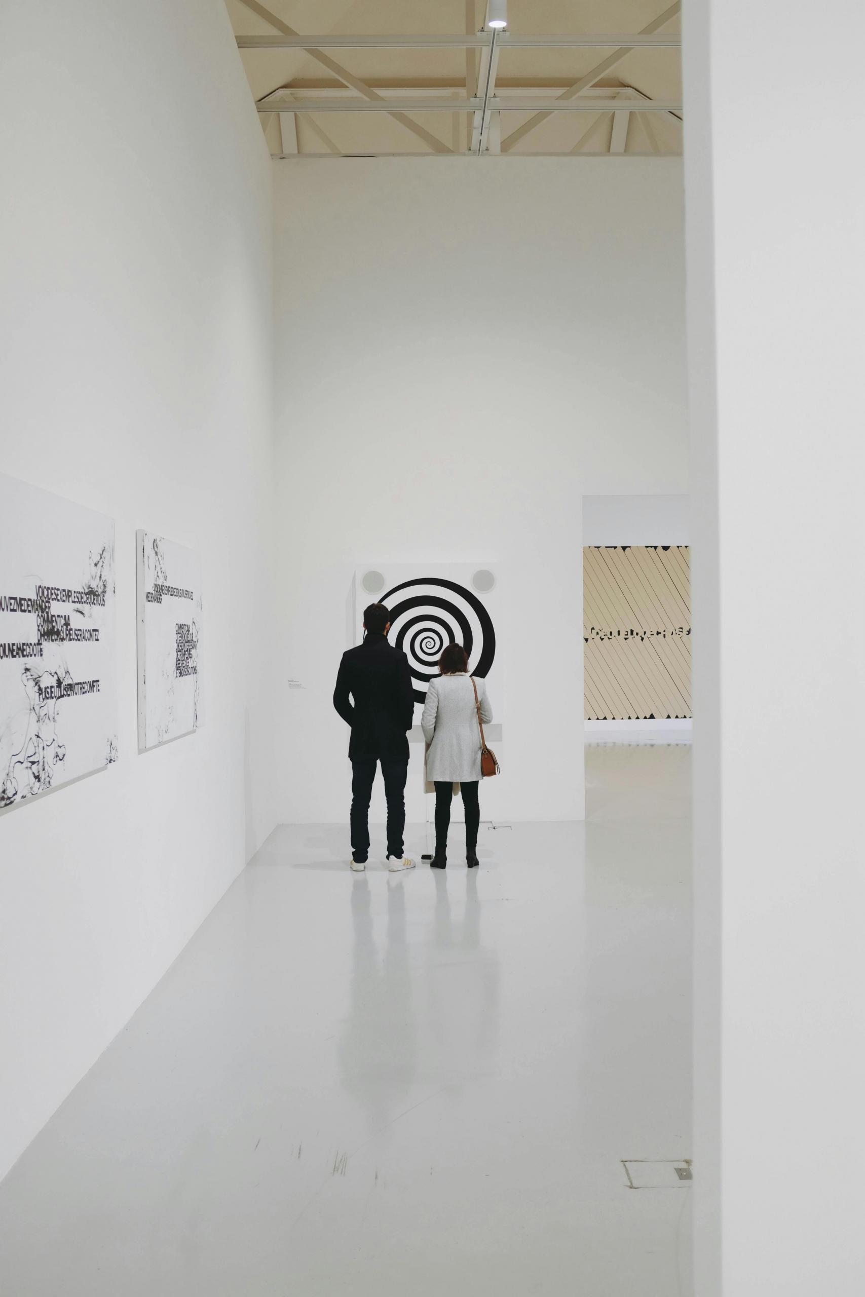 Las galerías de arte y los museos promueven el arte, pero no son lo mismo. 