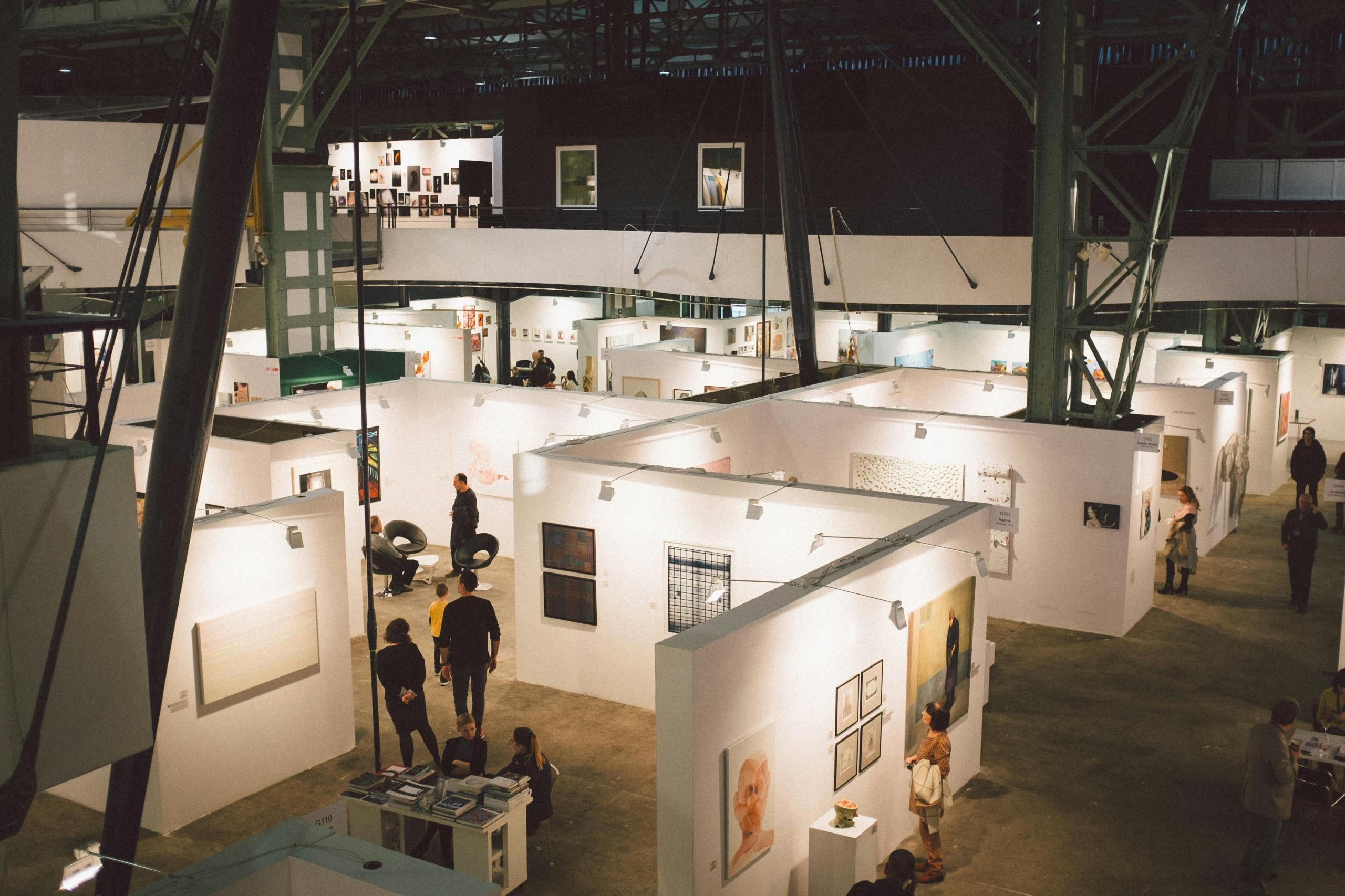 Una galería de arte puede ser un espacio para muestras de pinturas, fotografías, esculturas, etc.