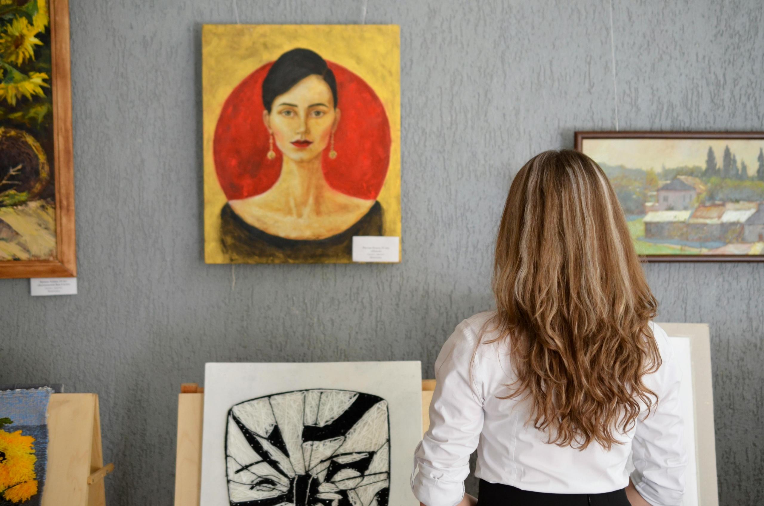 Las obras de arte necesitan un espacio para ser exhibidas y dadas a conocer.